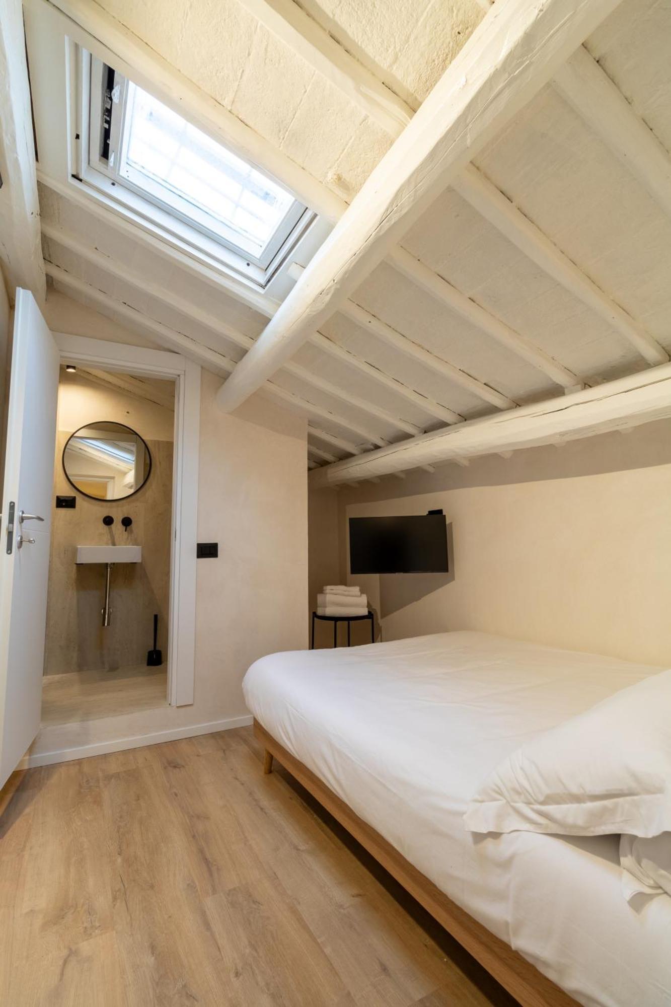 Small Double Room,1565316142:JPEG