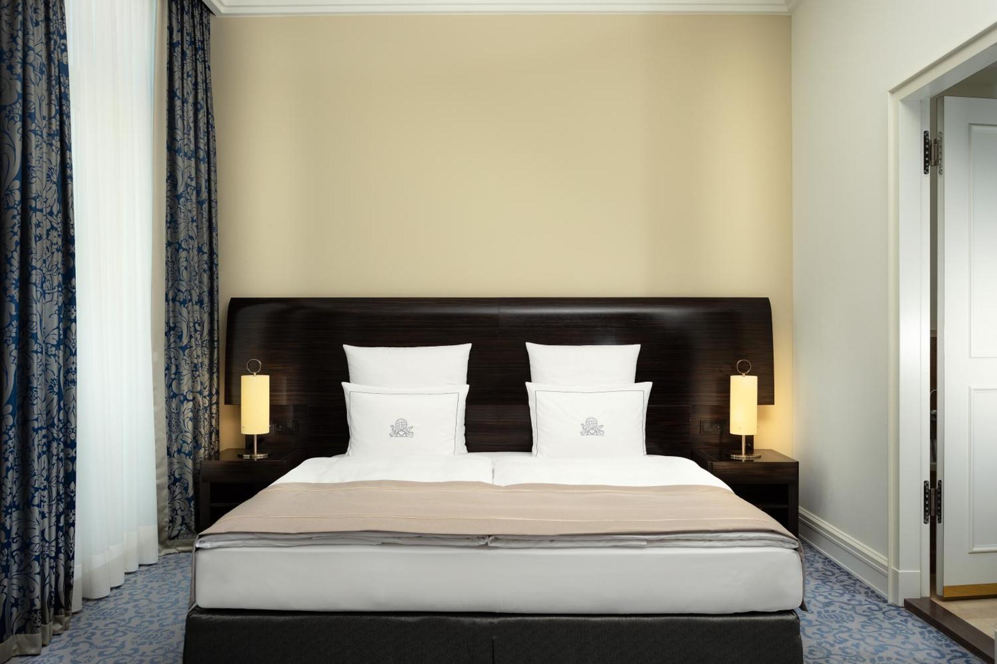 Deluxe Guest Room 1 King,1566919472:JPEG