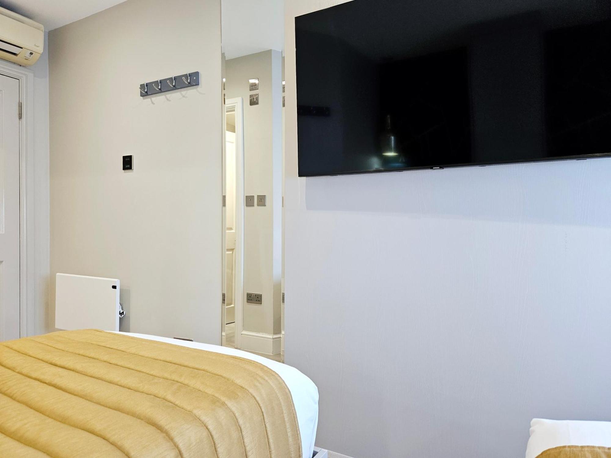 Twin Room,1571272271:JPEG