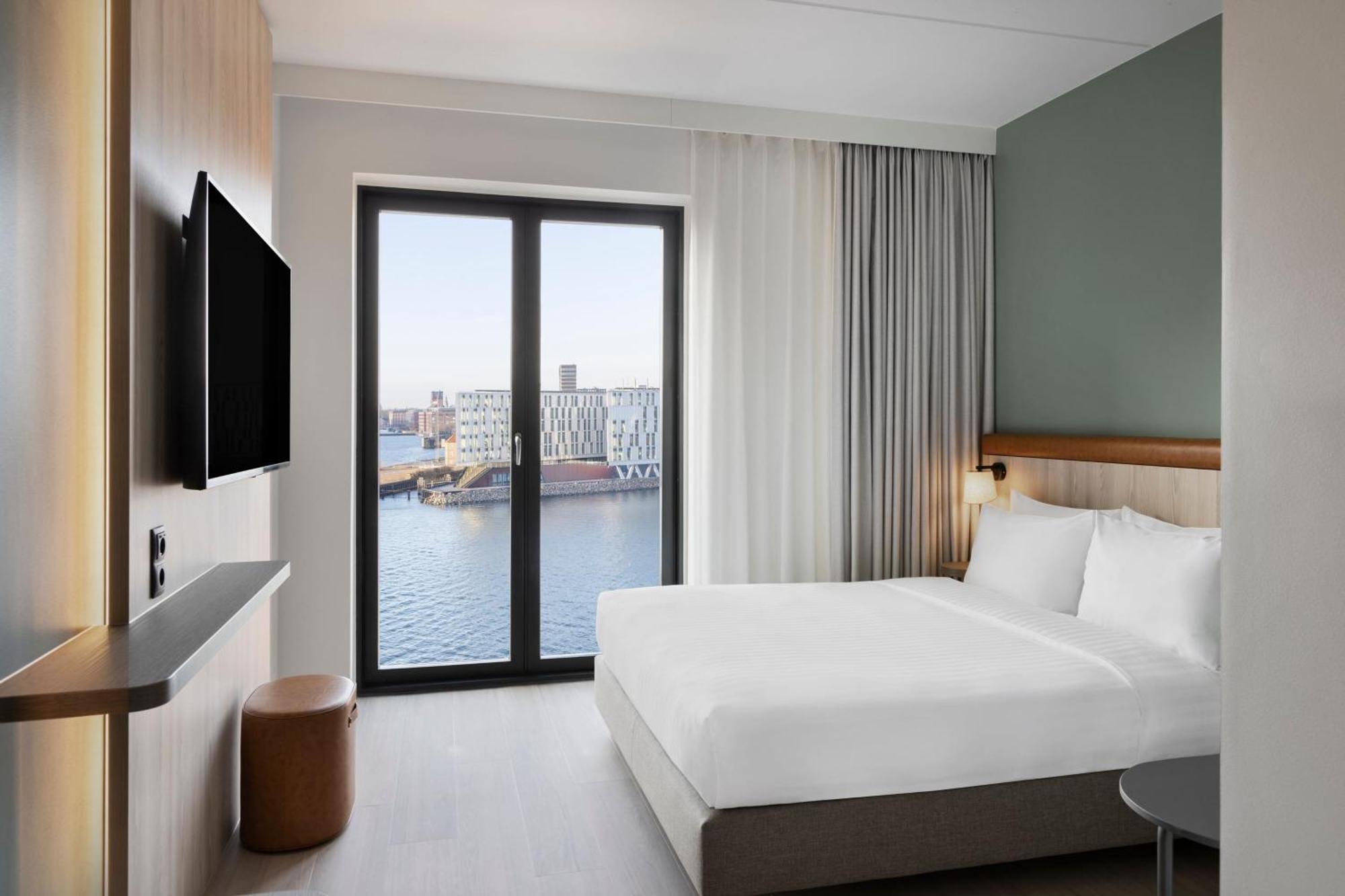 Habitación con cama grande y vistas al mar