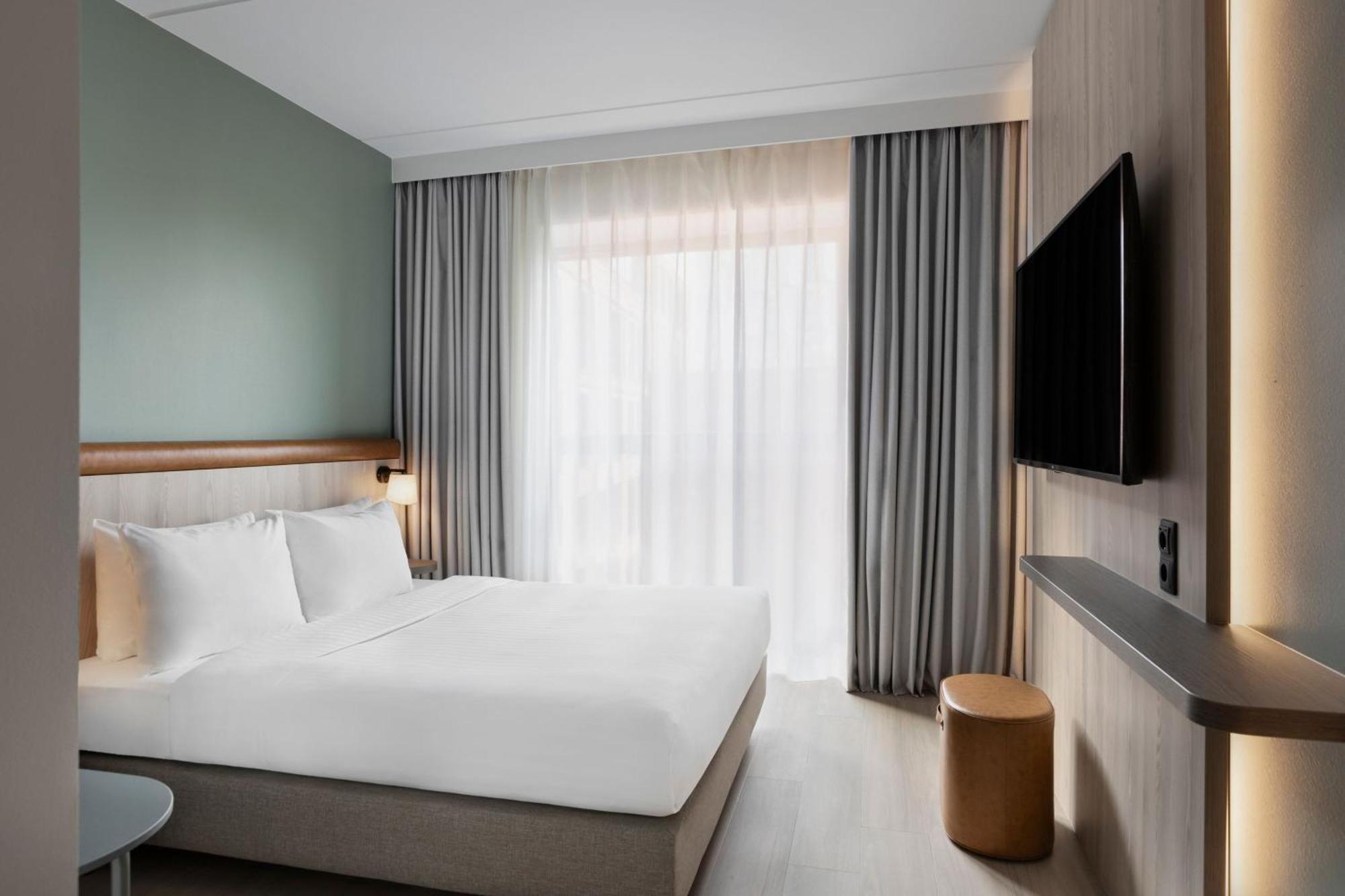 Habitación con cama grande