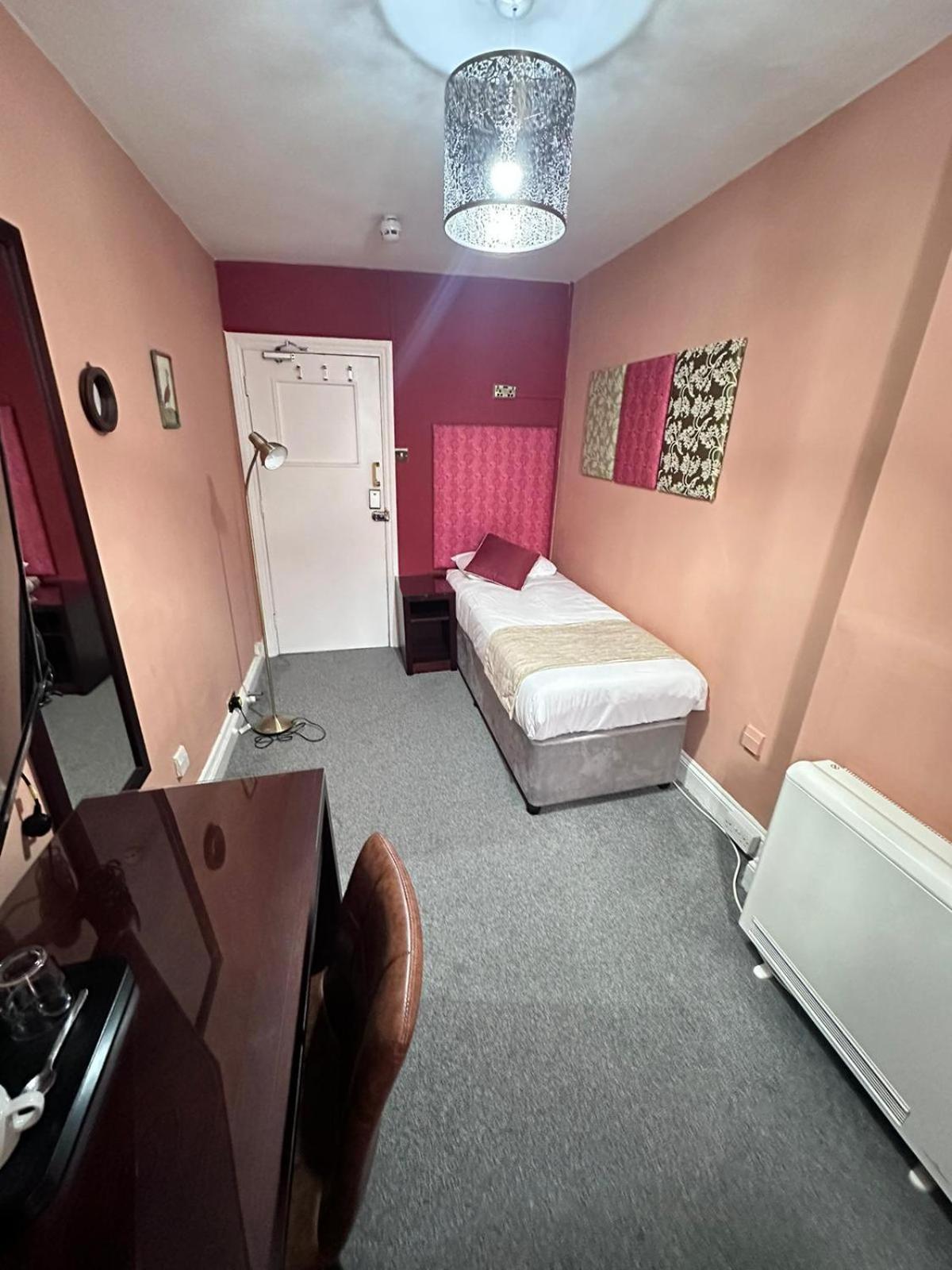 Single Room Private External Bathroom,1267964473:JPEG