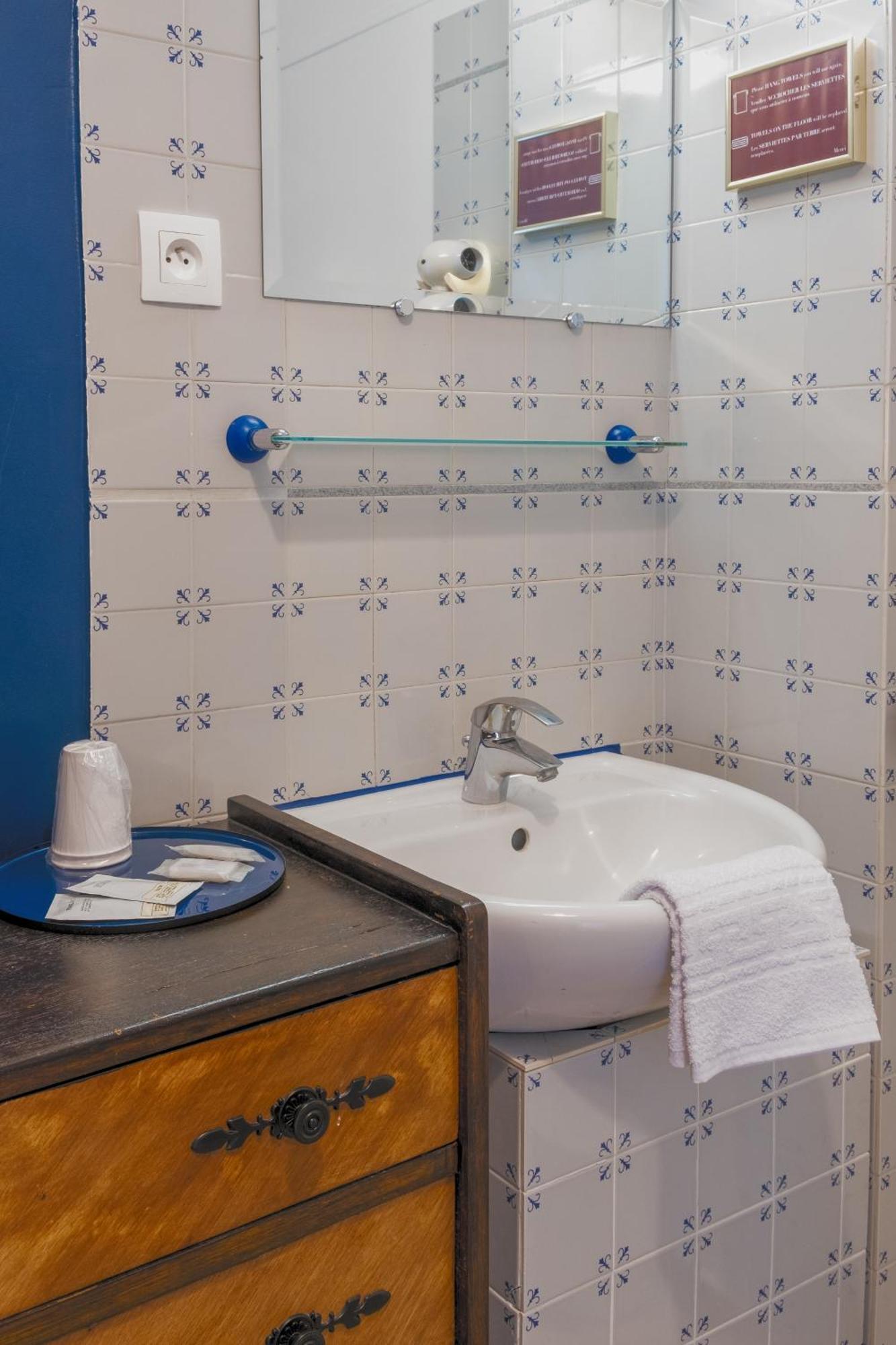 Triple Room private toilet shared shower on the floor,1578384512:JPEG