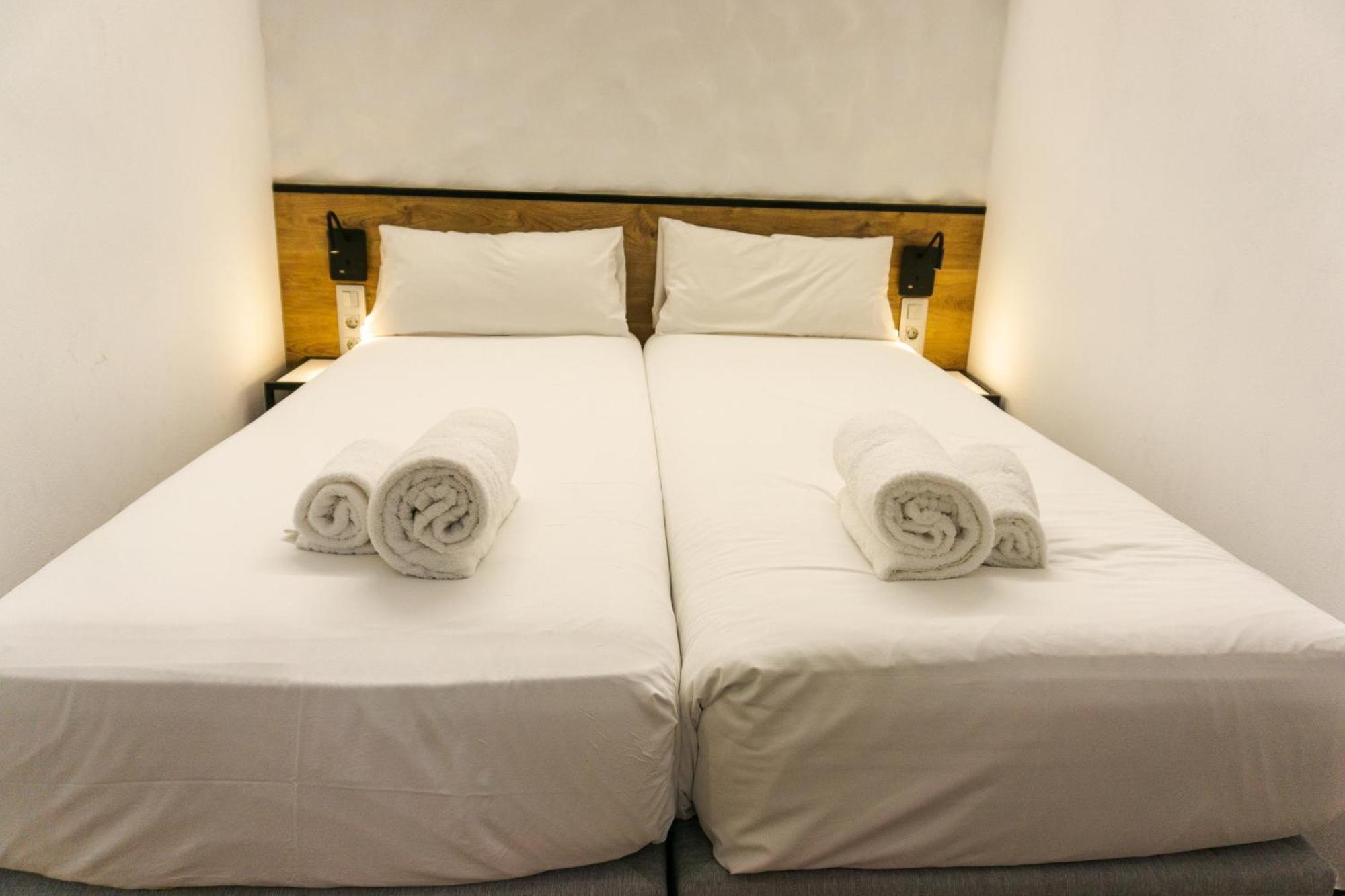 Small Twin Room,1580495565:JPEG