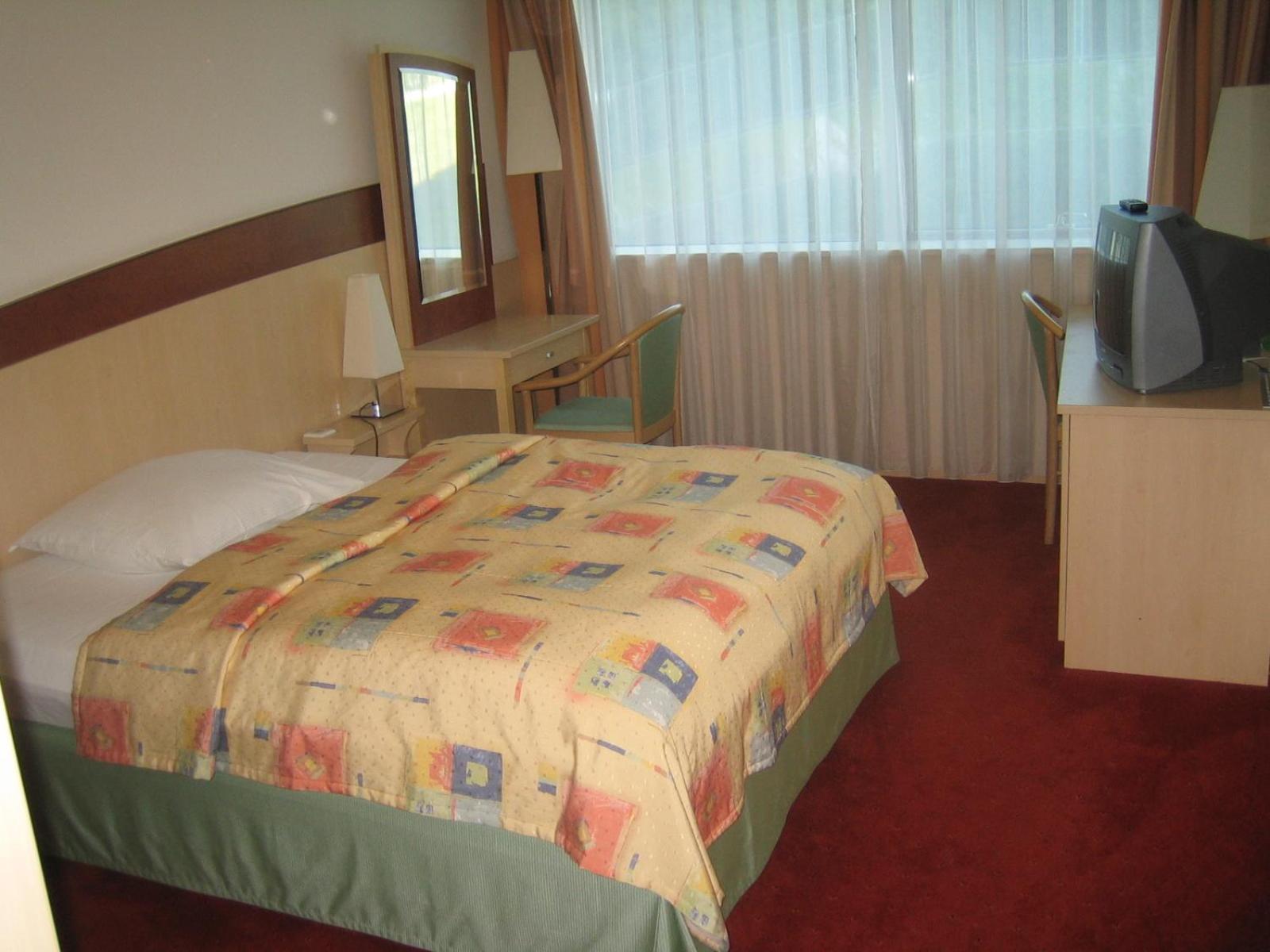 Single Room,690831777:JPEG