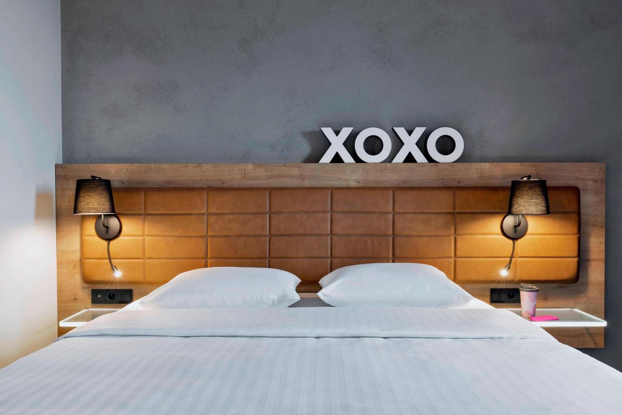 Moxy Queen Room,1588365726:JPEG