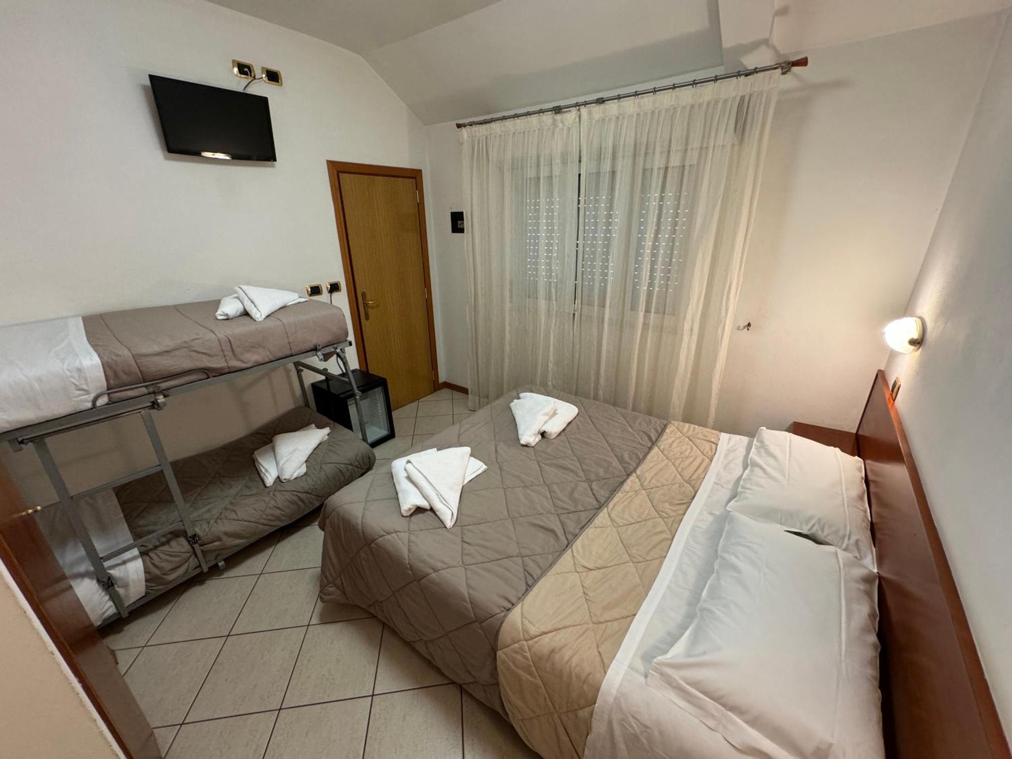 Standard Quadruple Room,195625891:JPEG
