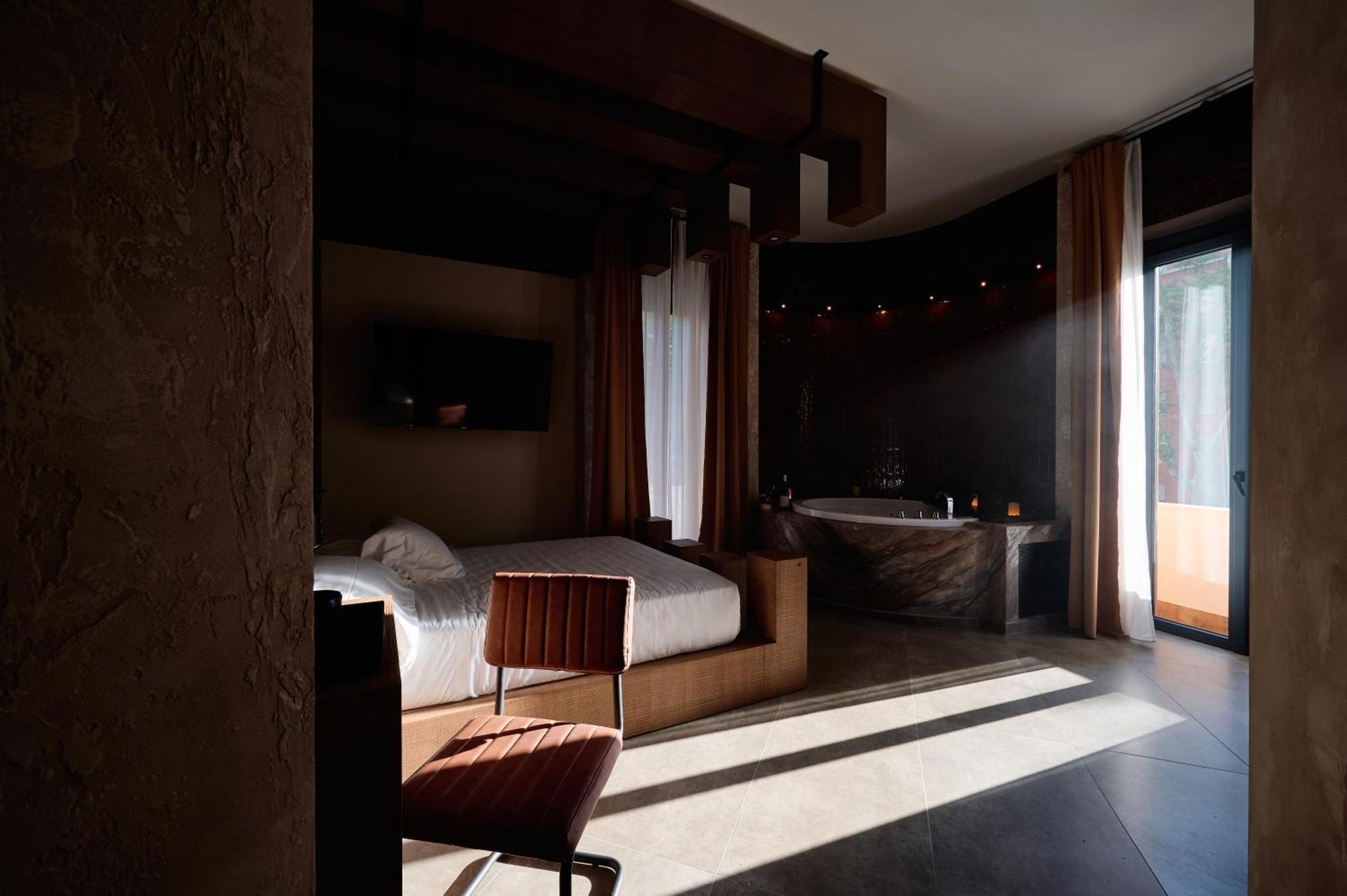 Deluxe Double Room Bath,1585422163:JPEG
