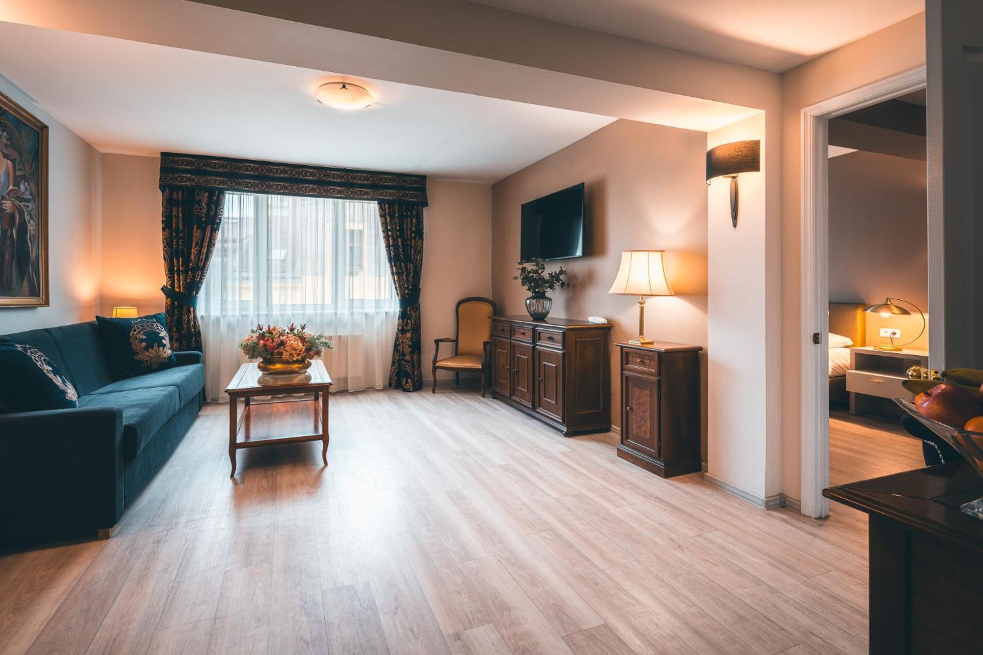 Large Suite,1586822439:JPEG