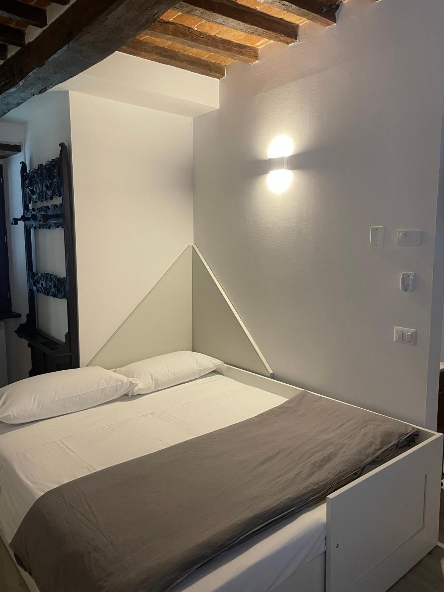Deluxe Double Room Extra Bed,1469923142:JPEG