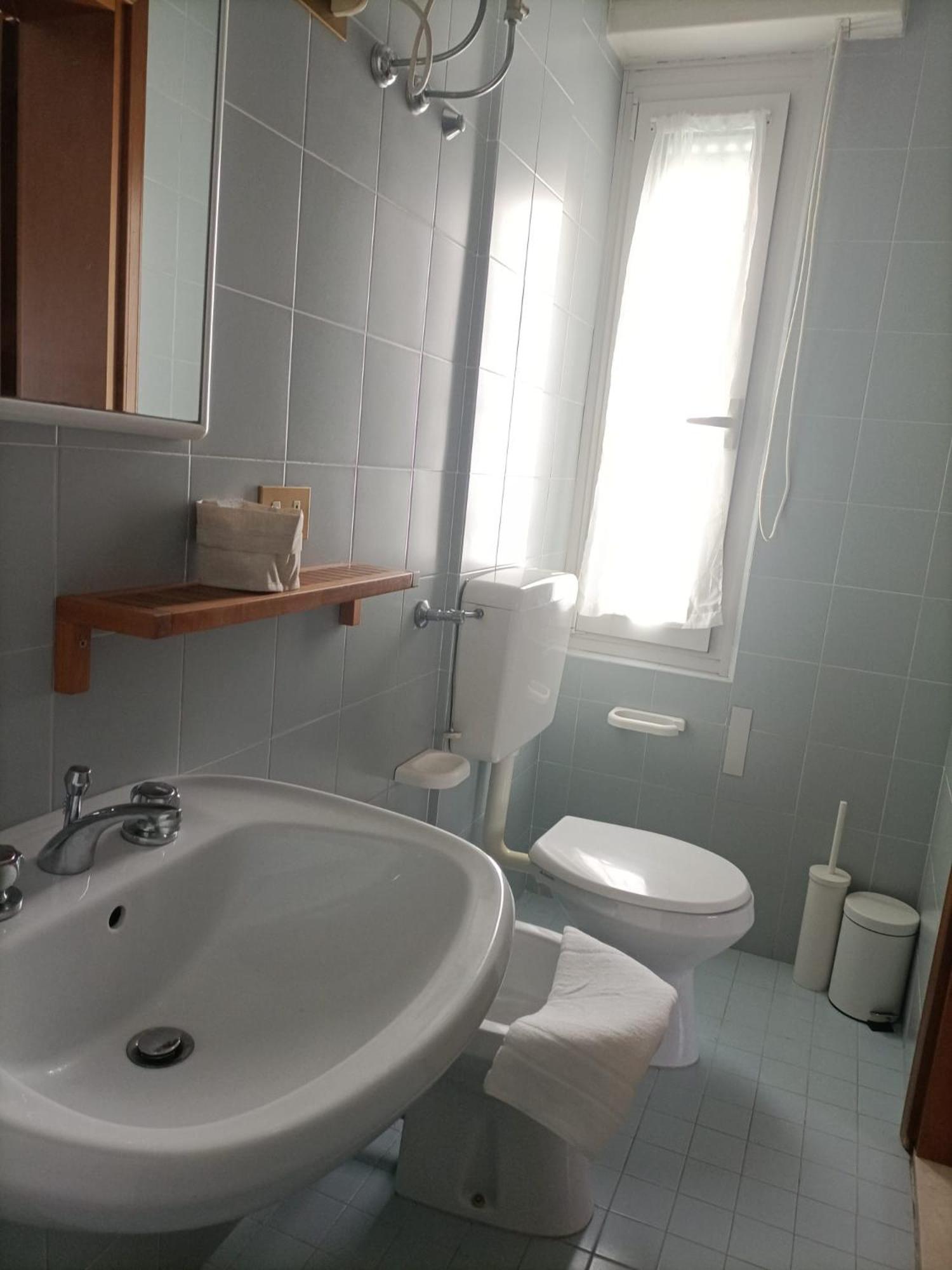 Twin Room,1587823688:JPEG