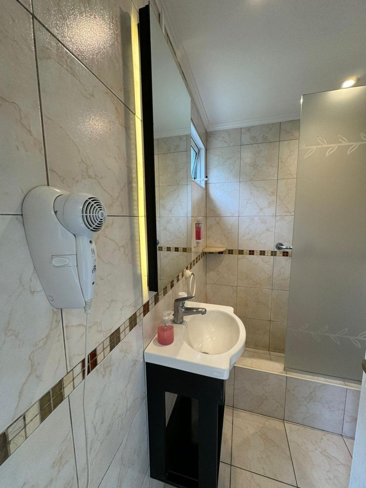Twin Room,1588316211:JPEG