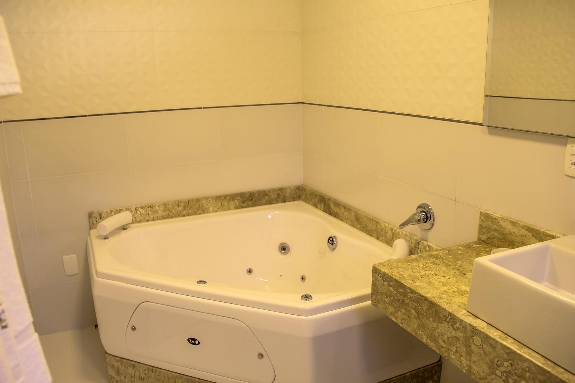 Luxury Suite Spa Bath,1746988436:JPEG