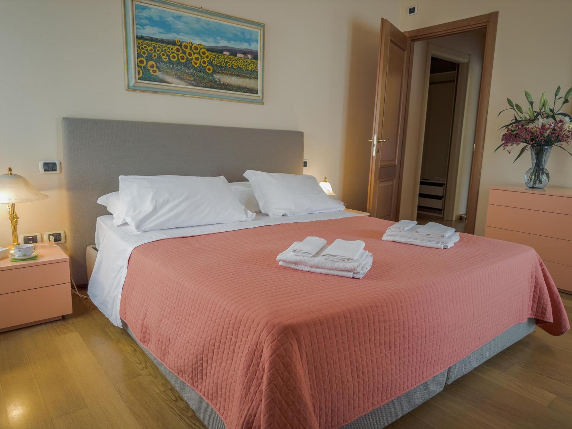 Three-Bedroom Deluxe Apartment,1589562605:JPEG