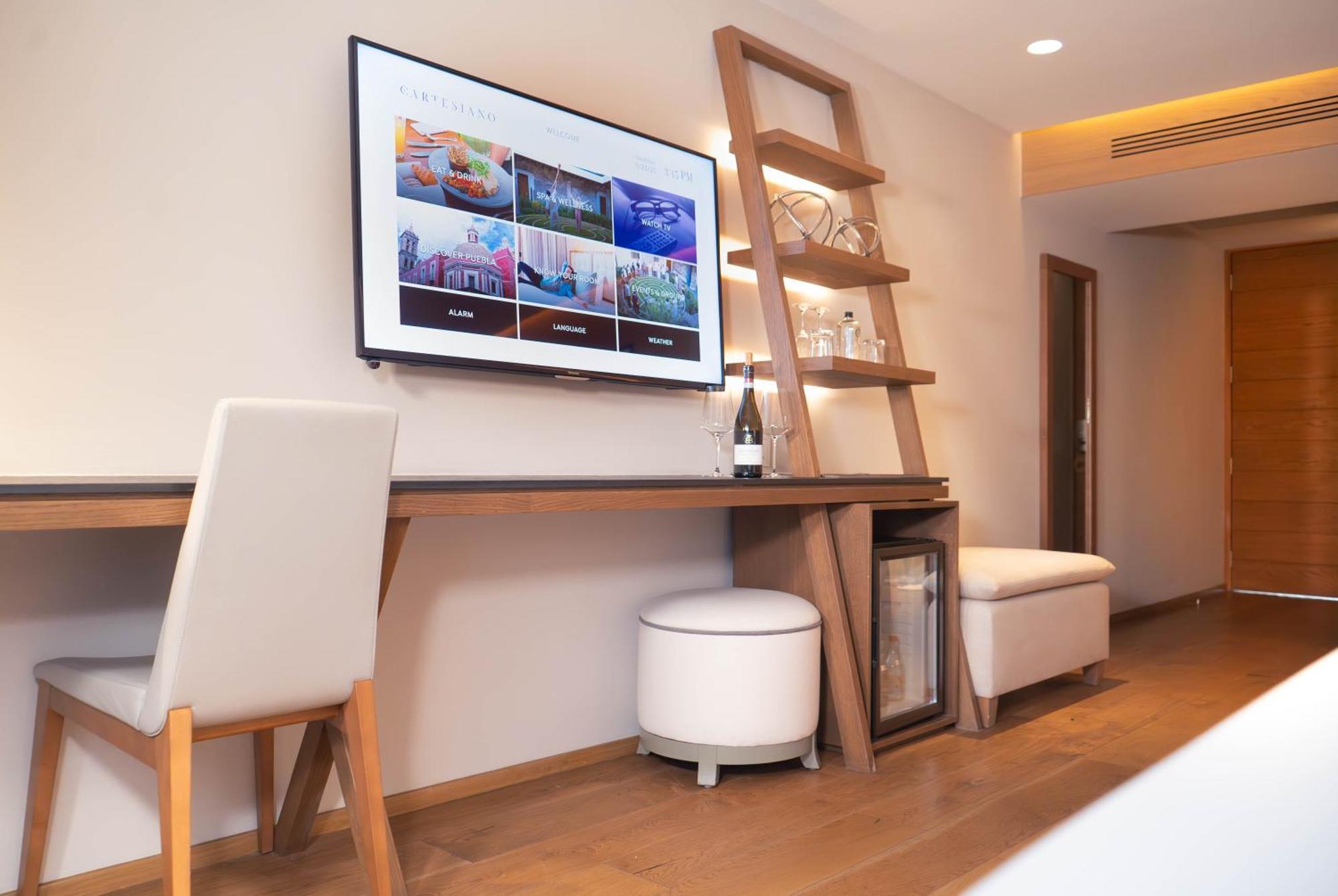 Habitación con cama extragrande y balcón