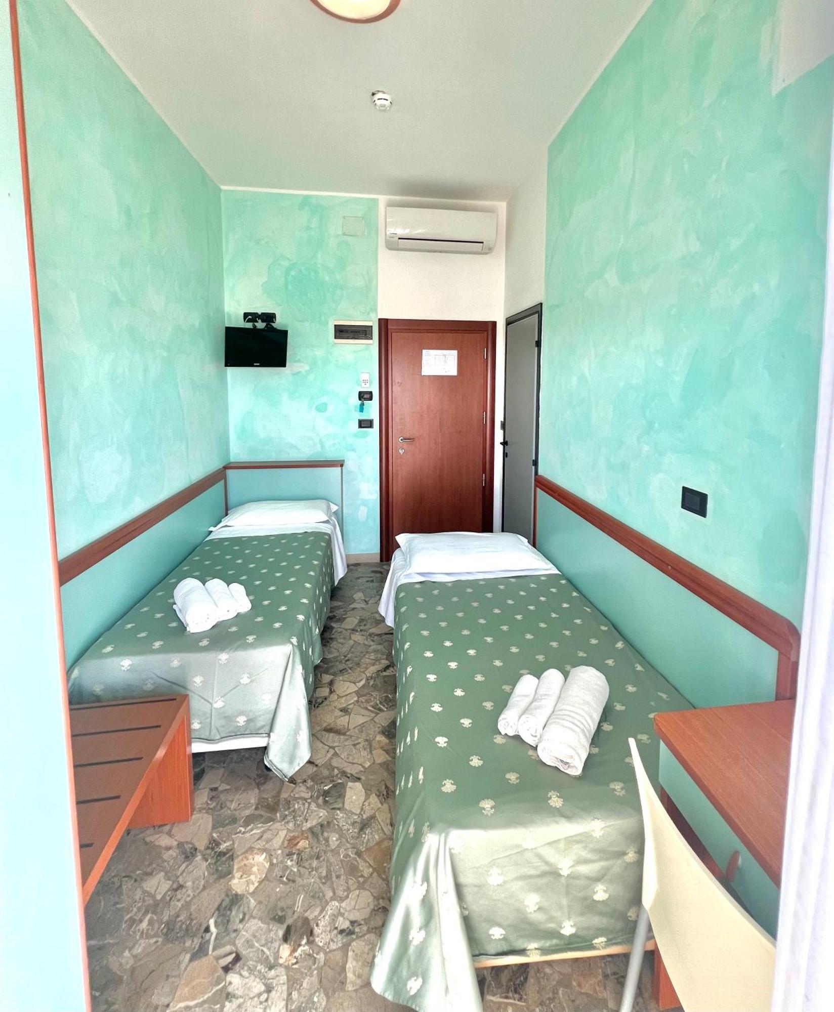 Twin Room,1590350475:JPEG