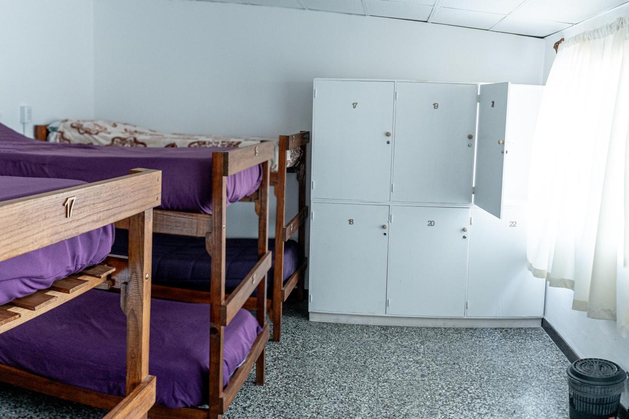 Cama en habitación compartida de 8 camas