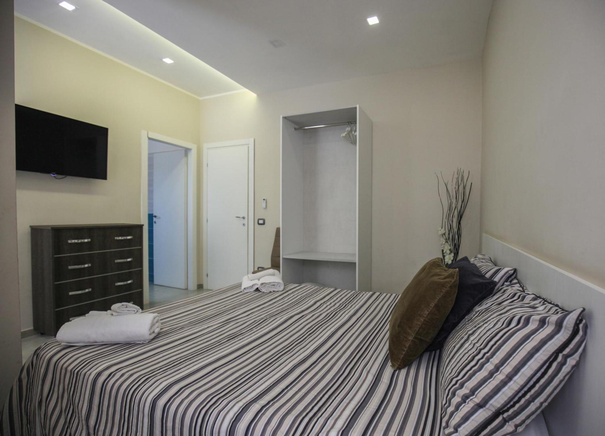Large Double Room,1592725602:JPEG