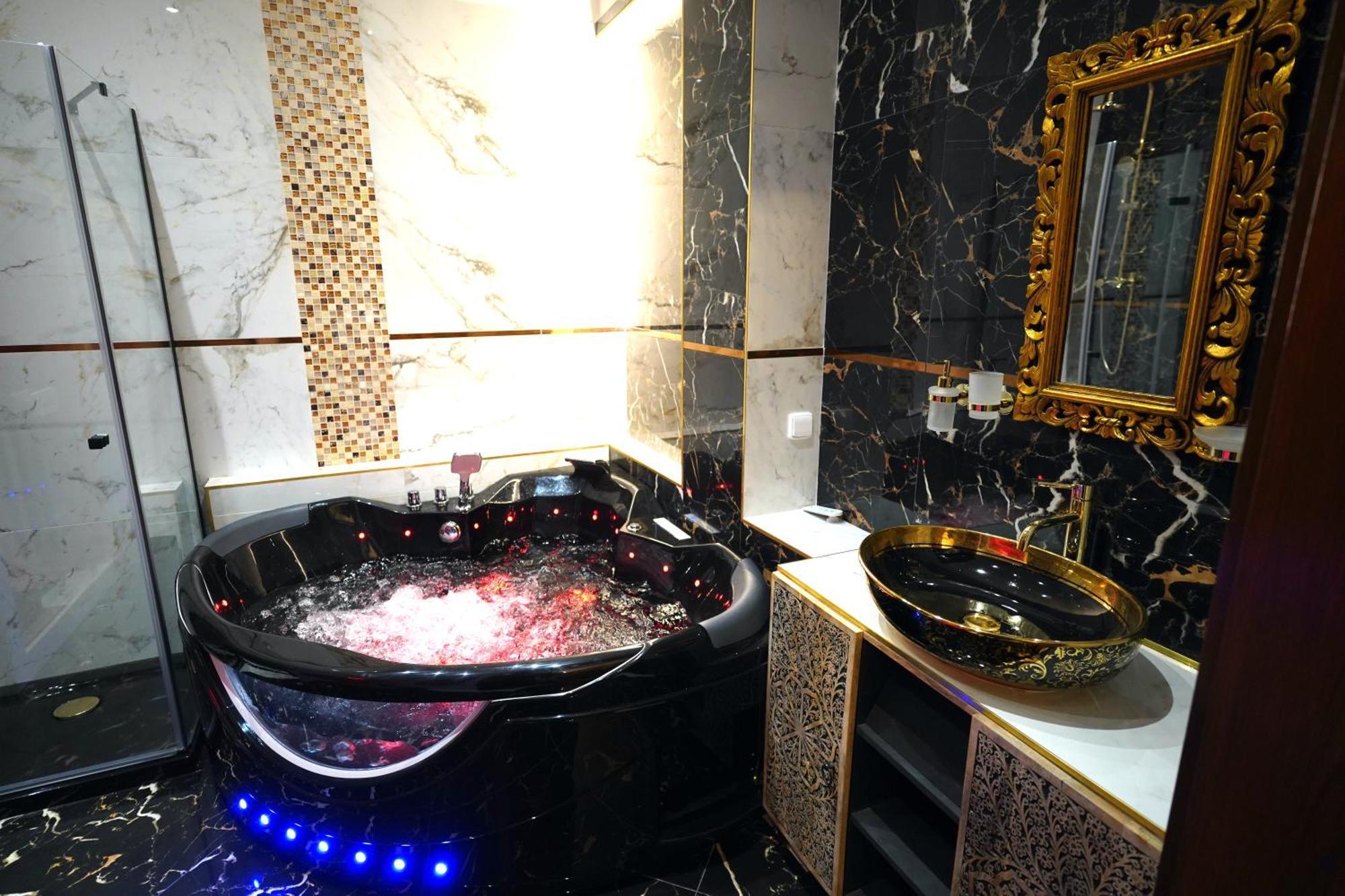 Suite Spa Bath,1592887084:JPEG