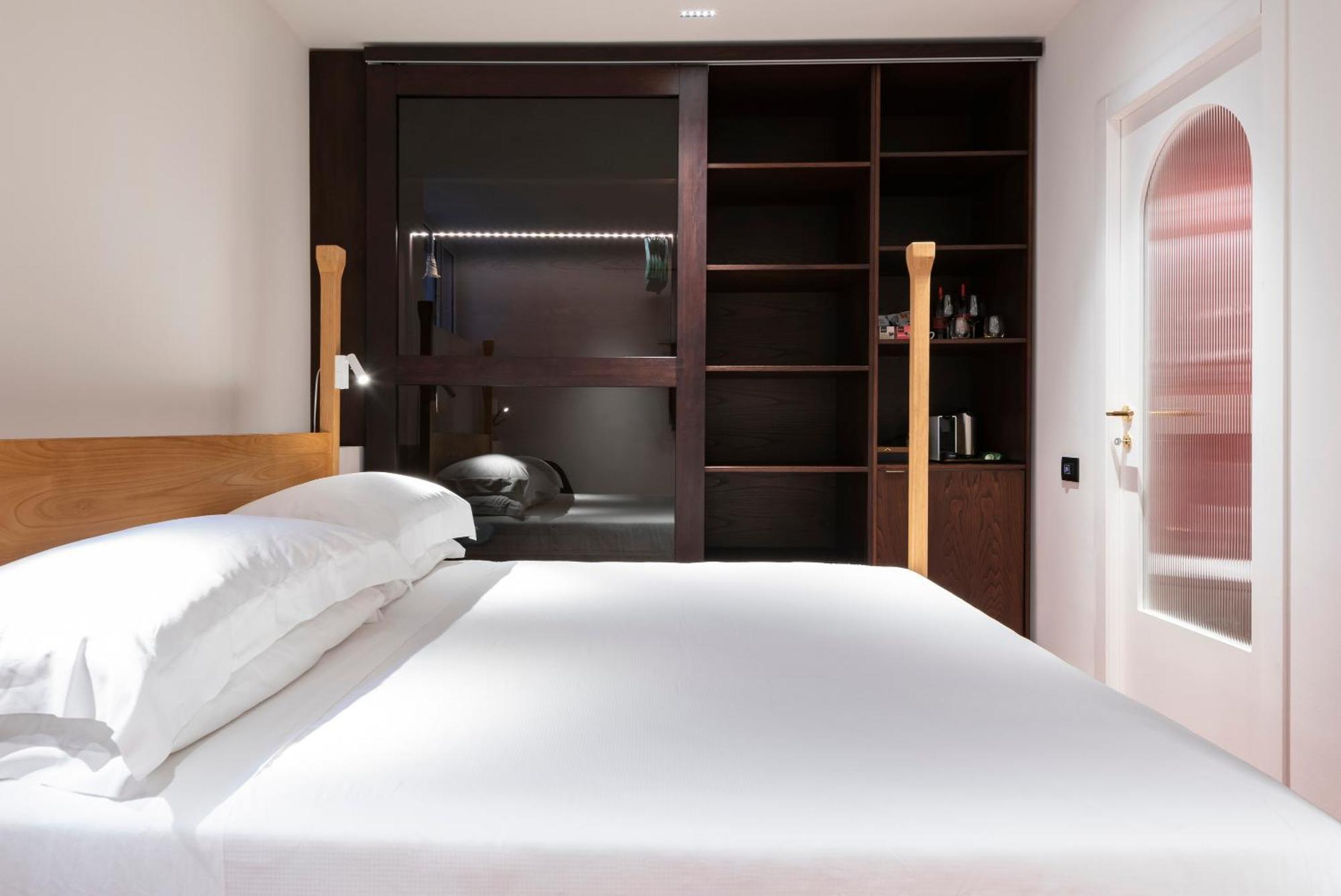 Deluxe Room,1593028520:JPEG