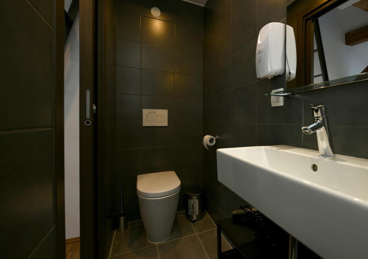 Family Room Private Bathroom,1658138359:JPEG