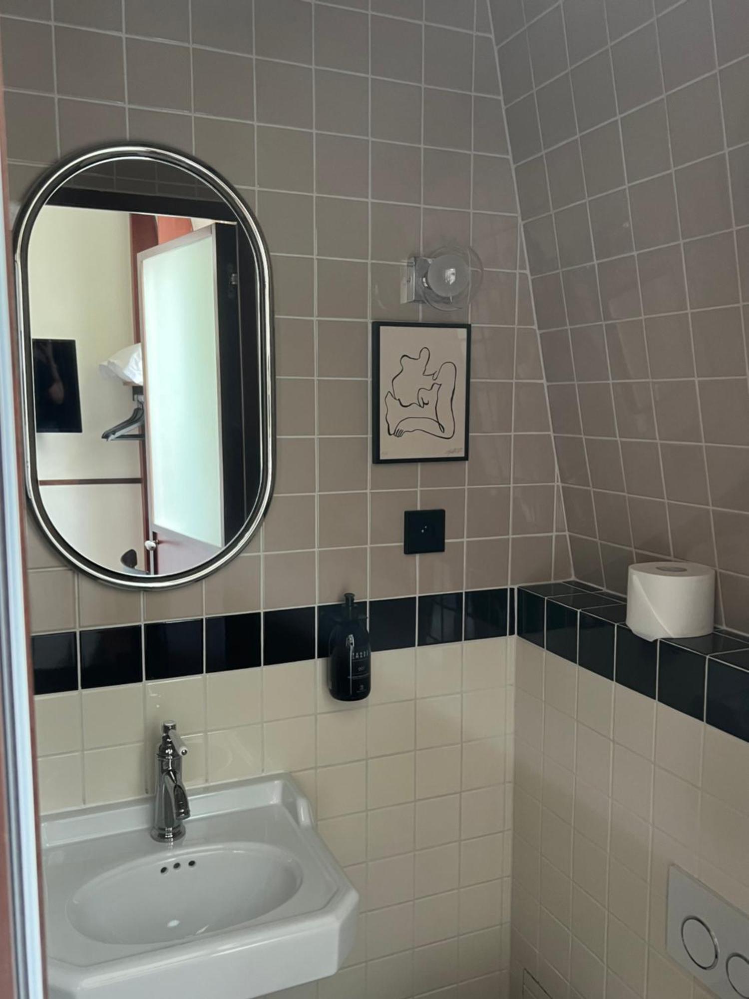Single Room,1602359175:JPEG