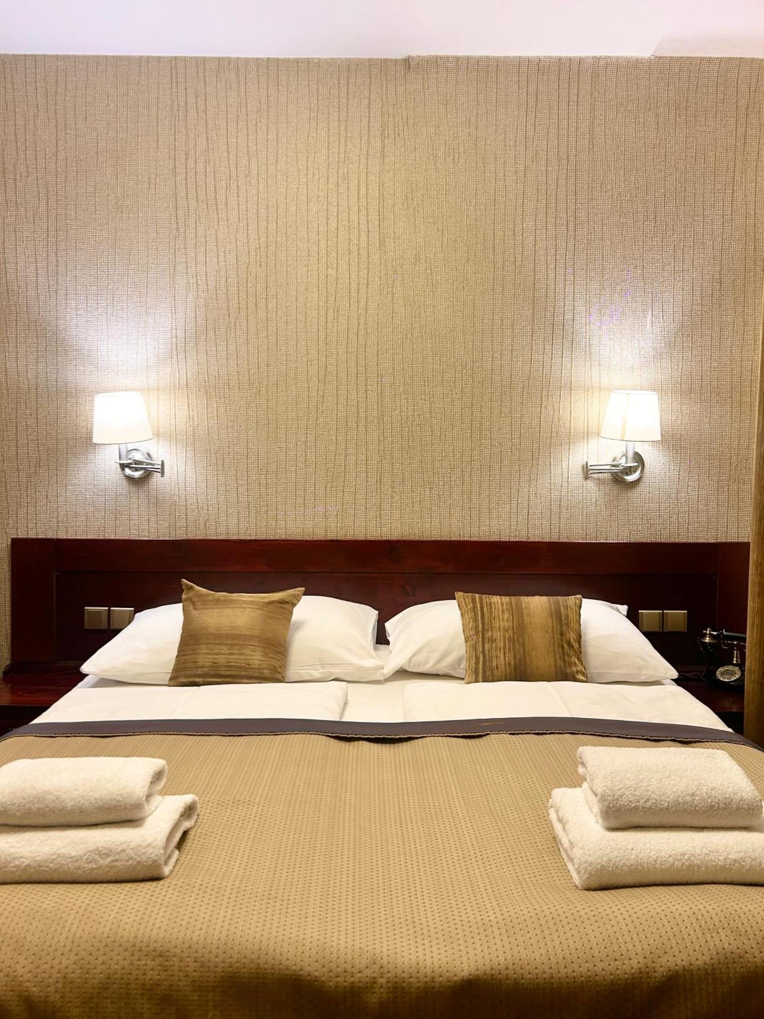 Standard Suite,1595398042:JPEG