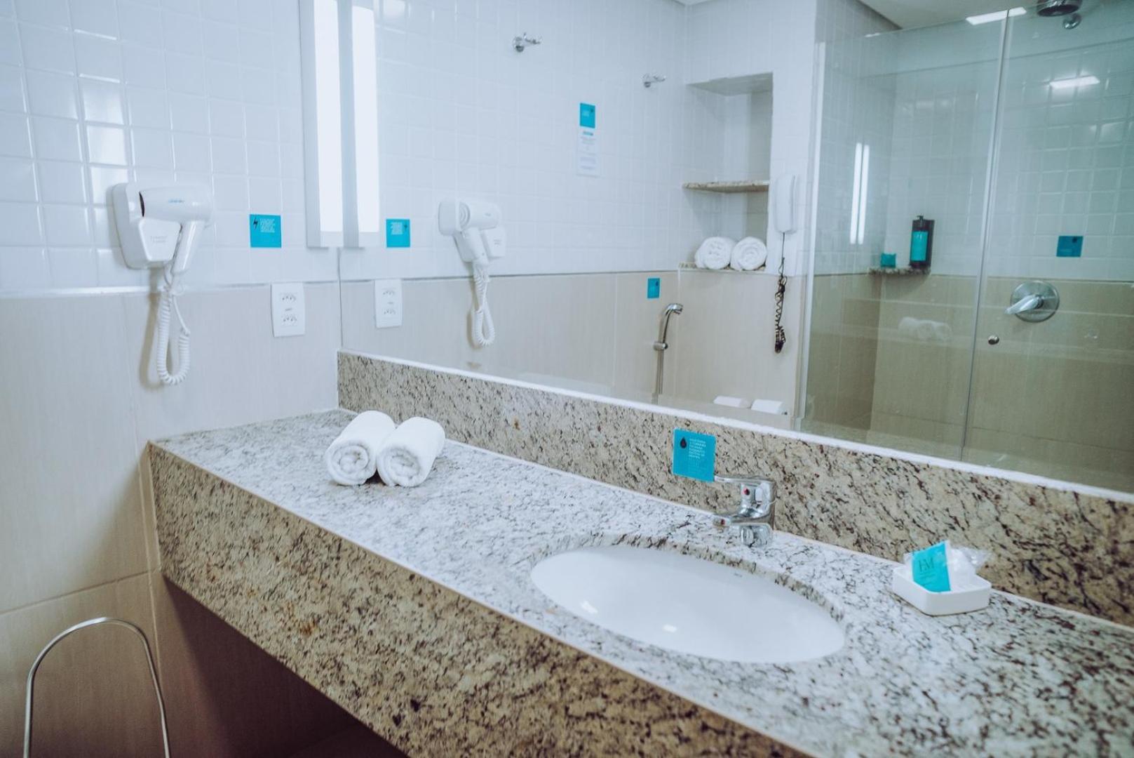 Quarto Superior com 2 Camas de Solteiro Vista da Cidade
