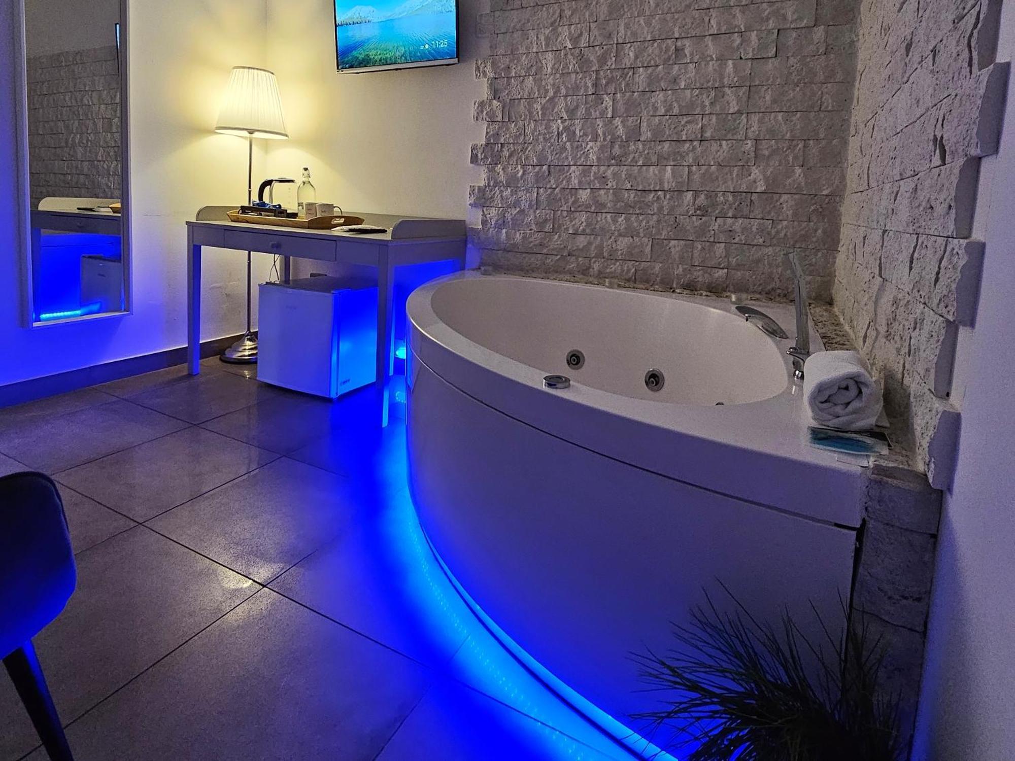 Deluxe Double or Twin Room Spa Bath,1598435622:JPEG