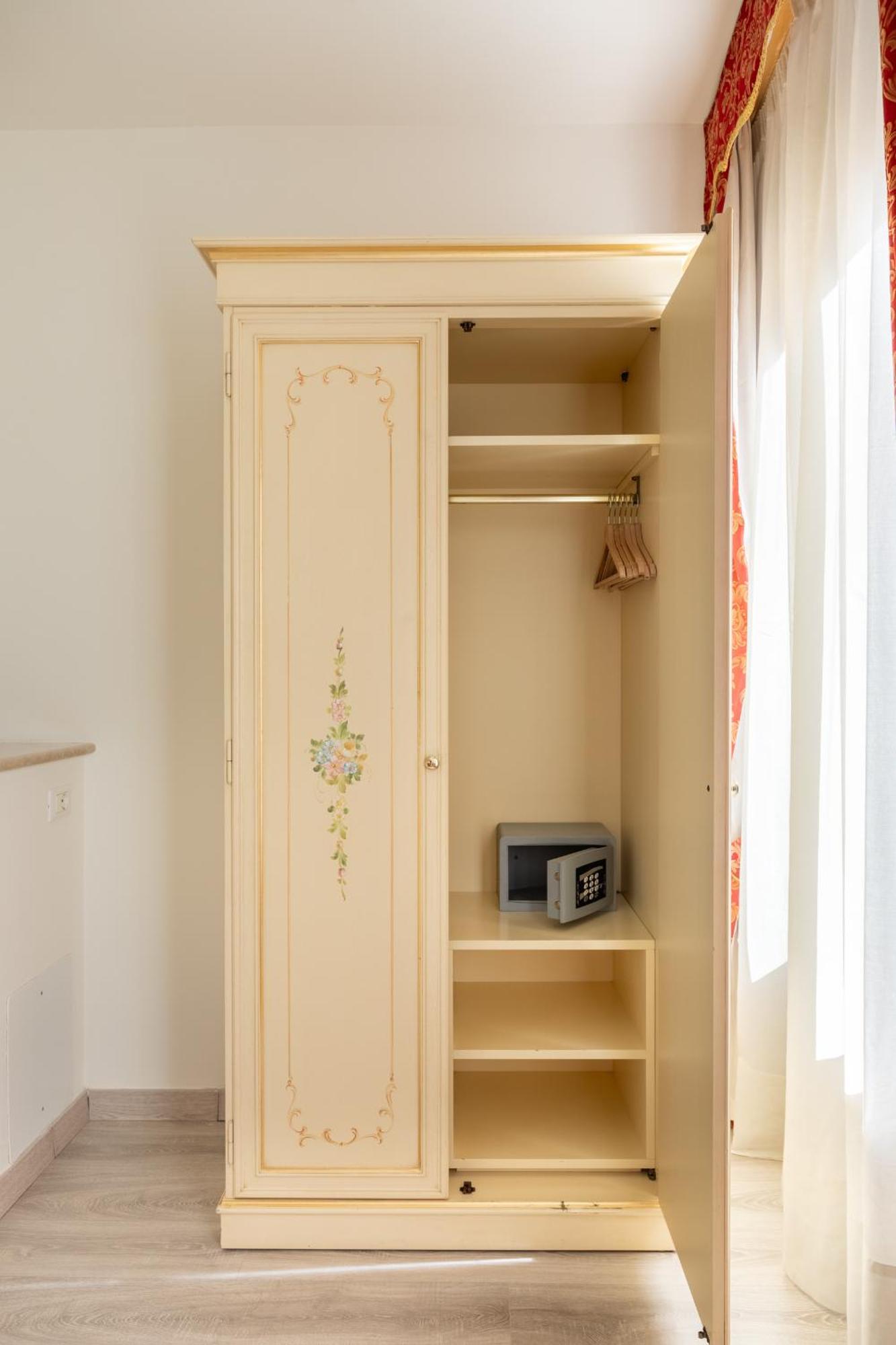 Double Room,1598778131:JPEG