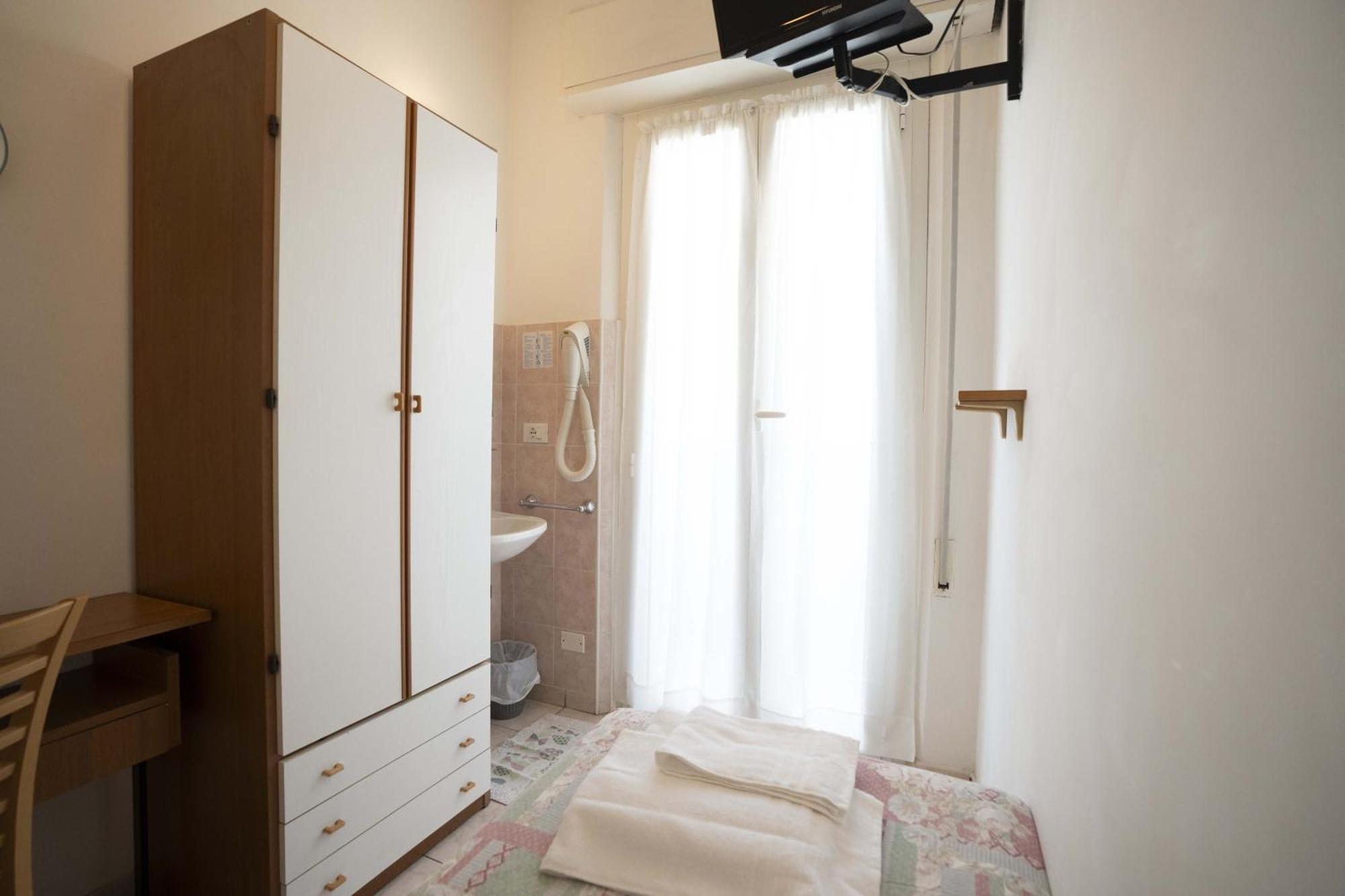 Single Room Private External Bathroom,1598916228:JPEG