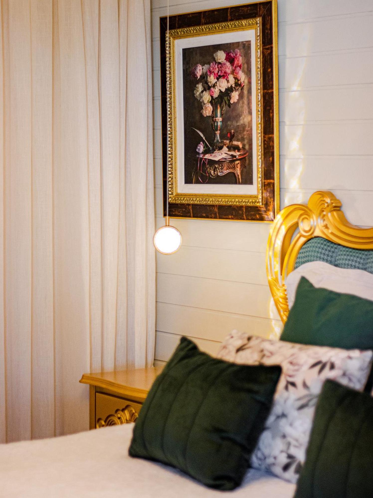 Quarto com Cama King-size e Vista do Jardim