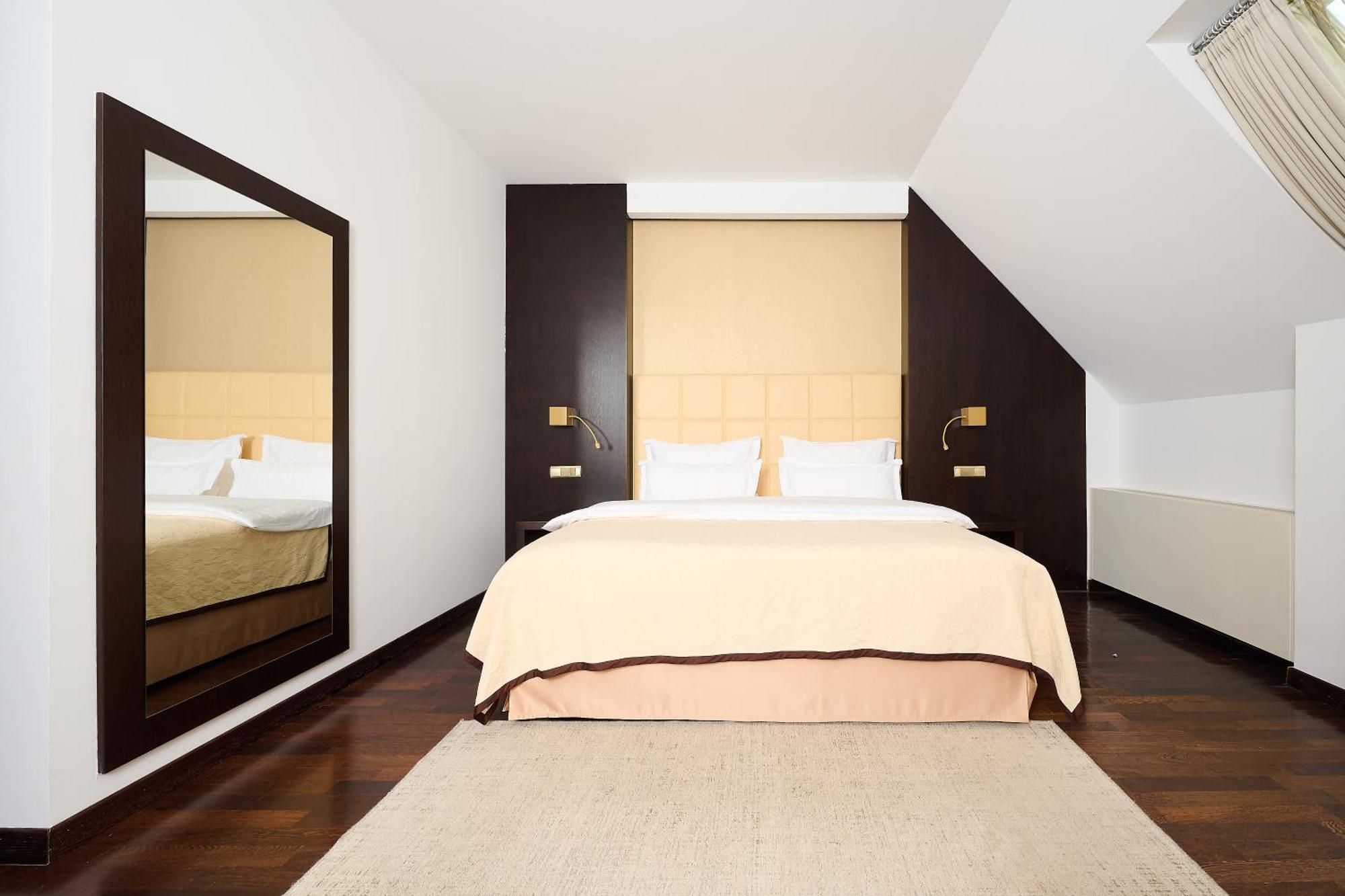 Executive Suite,1599642102:JPEG