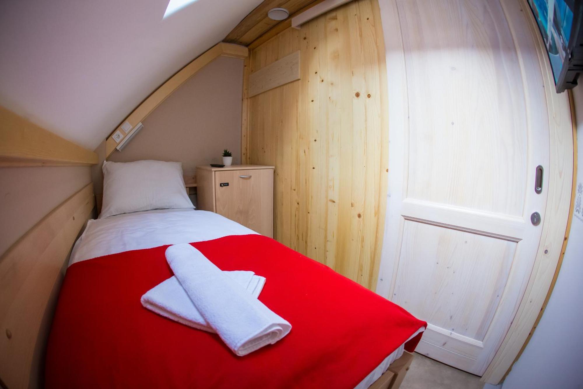 Small Single Room,1600277366:JPEG