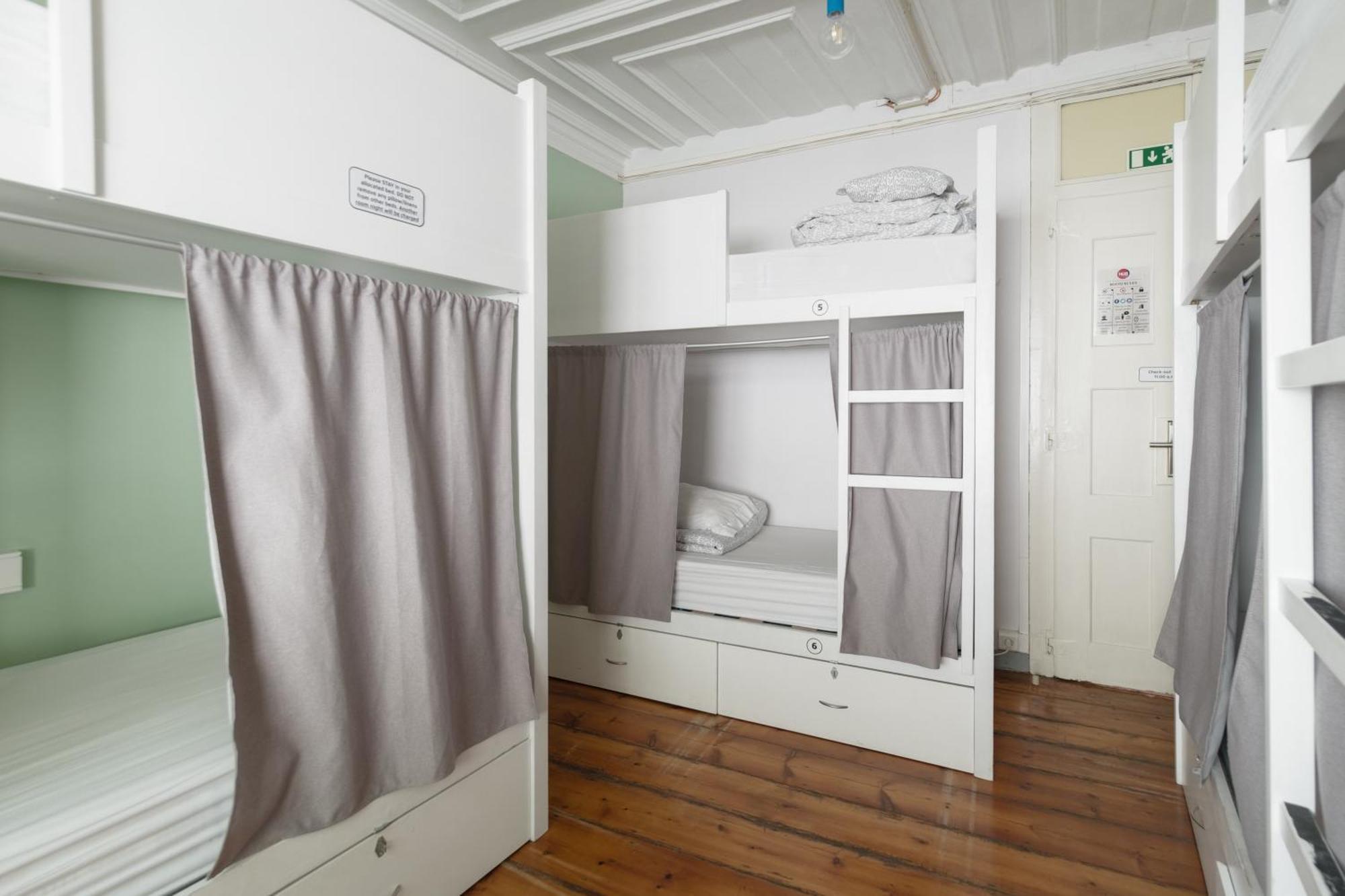 Cama em Dormitório Misto com 6 Camas