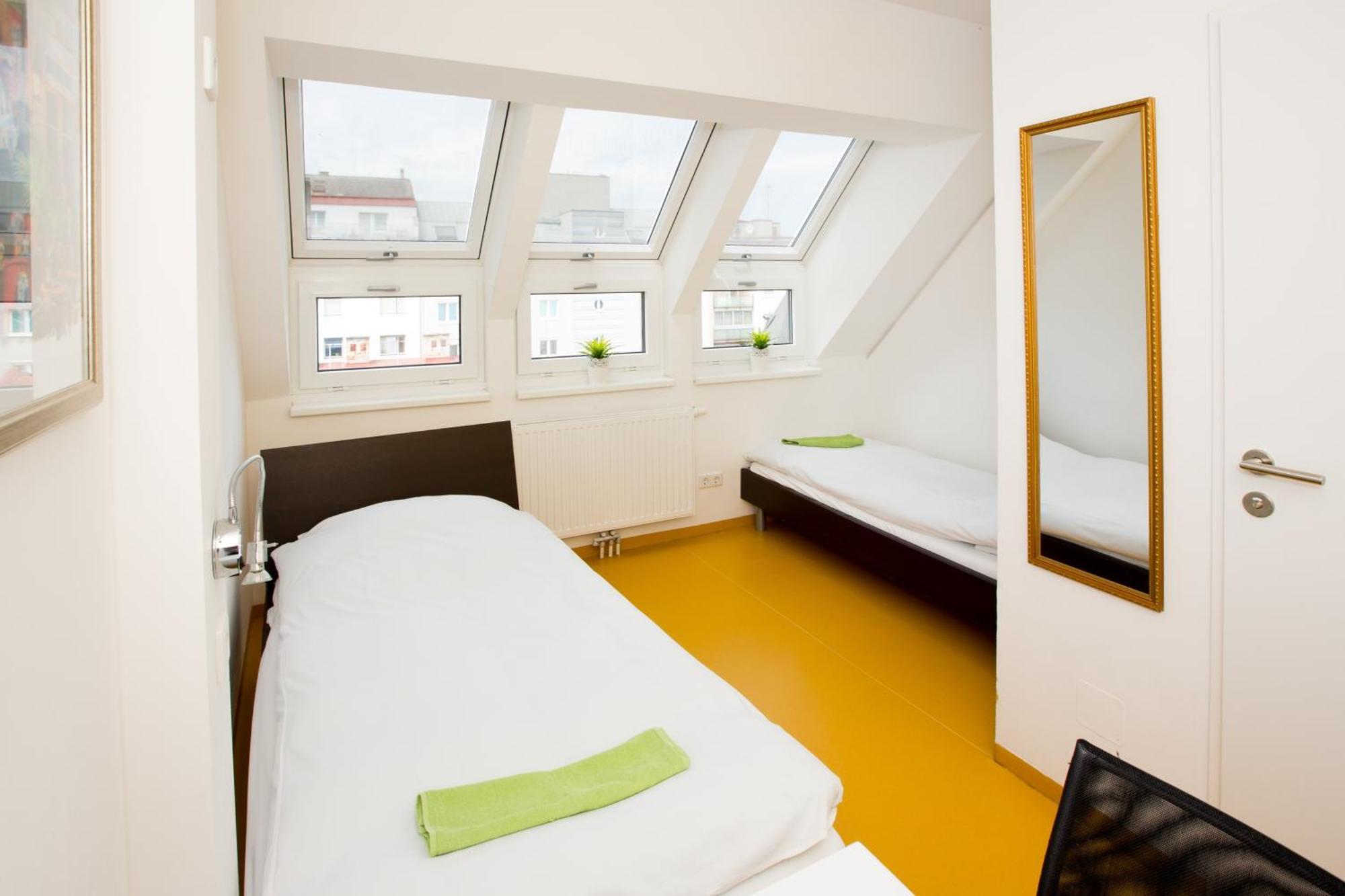 Twin Room,1605389376:JPEG