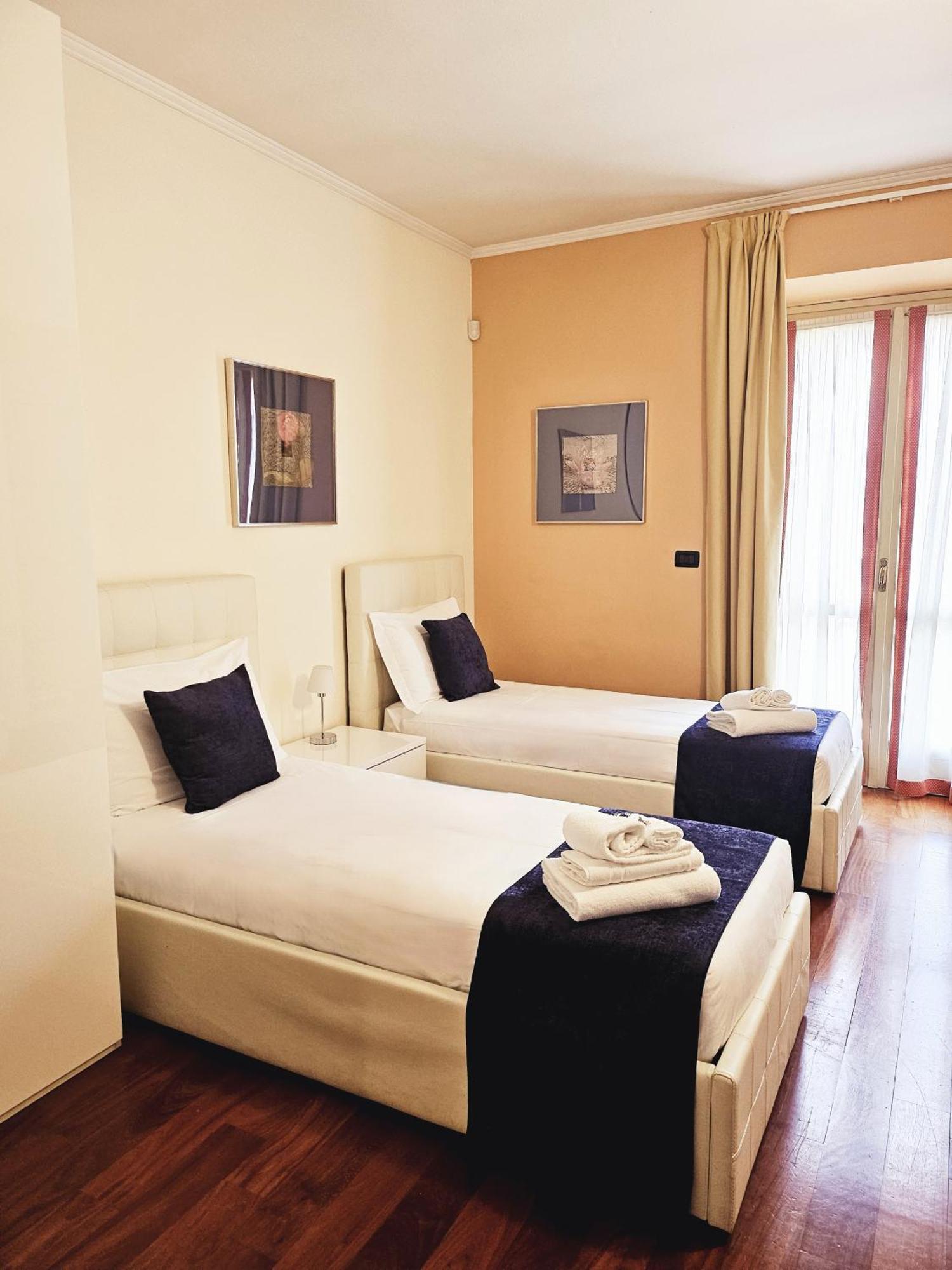Executive Suite,1606577421:JPEG