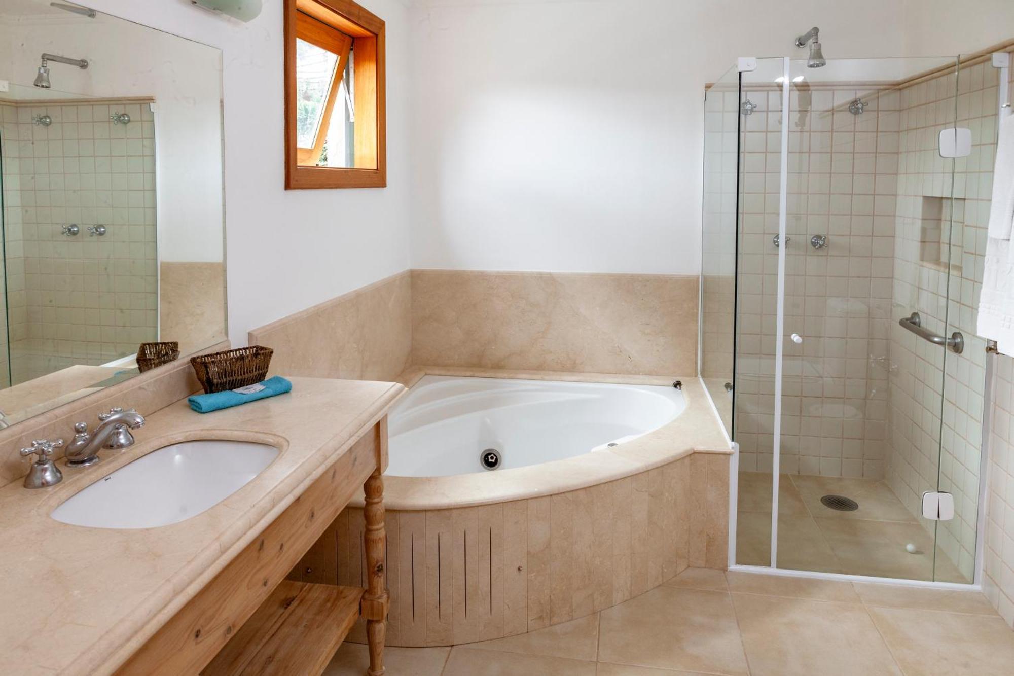 Quarto Duplo com Banheira de Hidromassagem