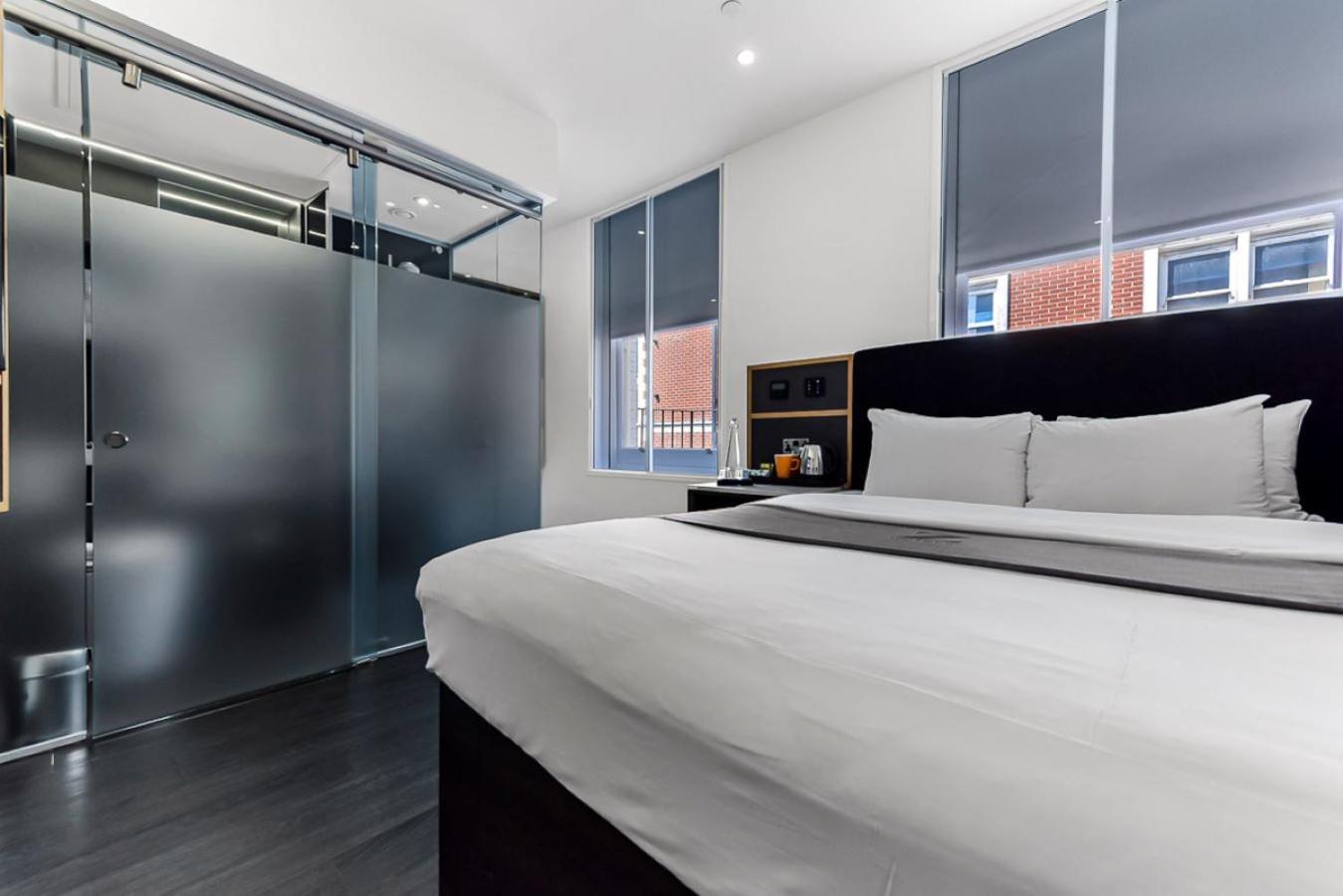 Club Queen Room