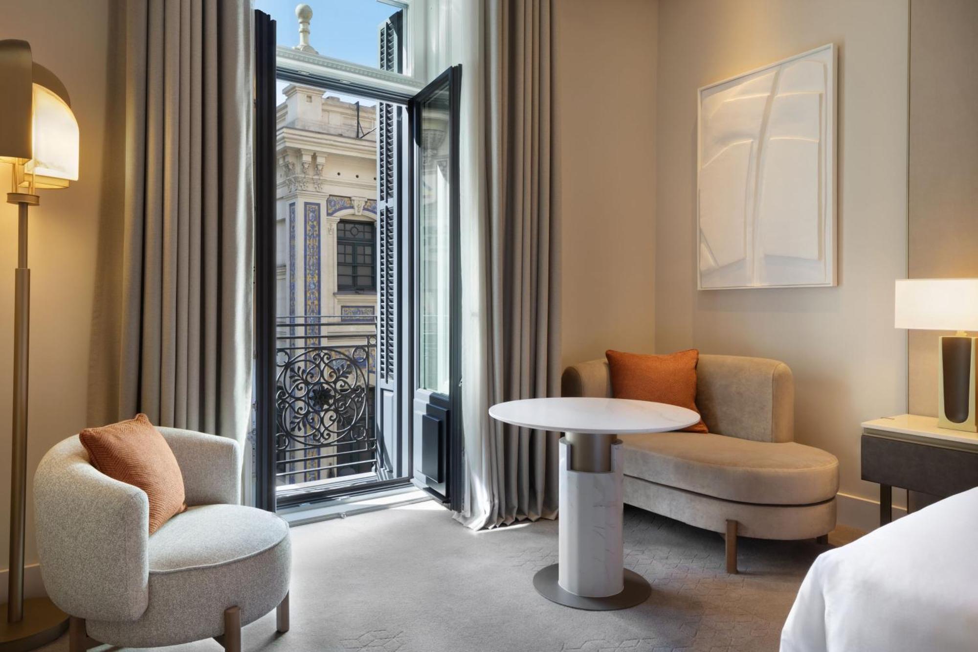 Deluxe King Room City View Balcony