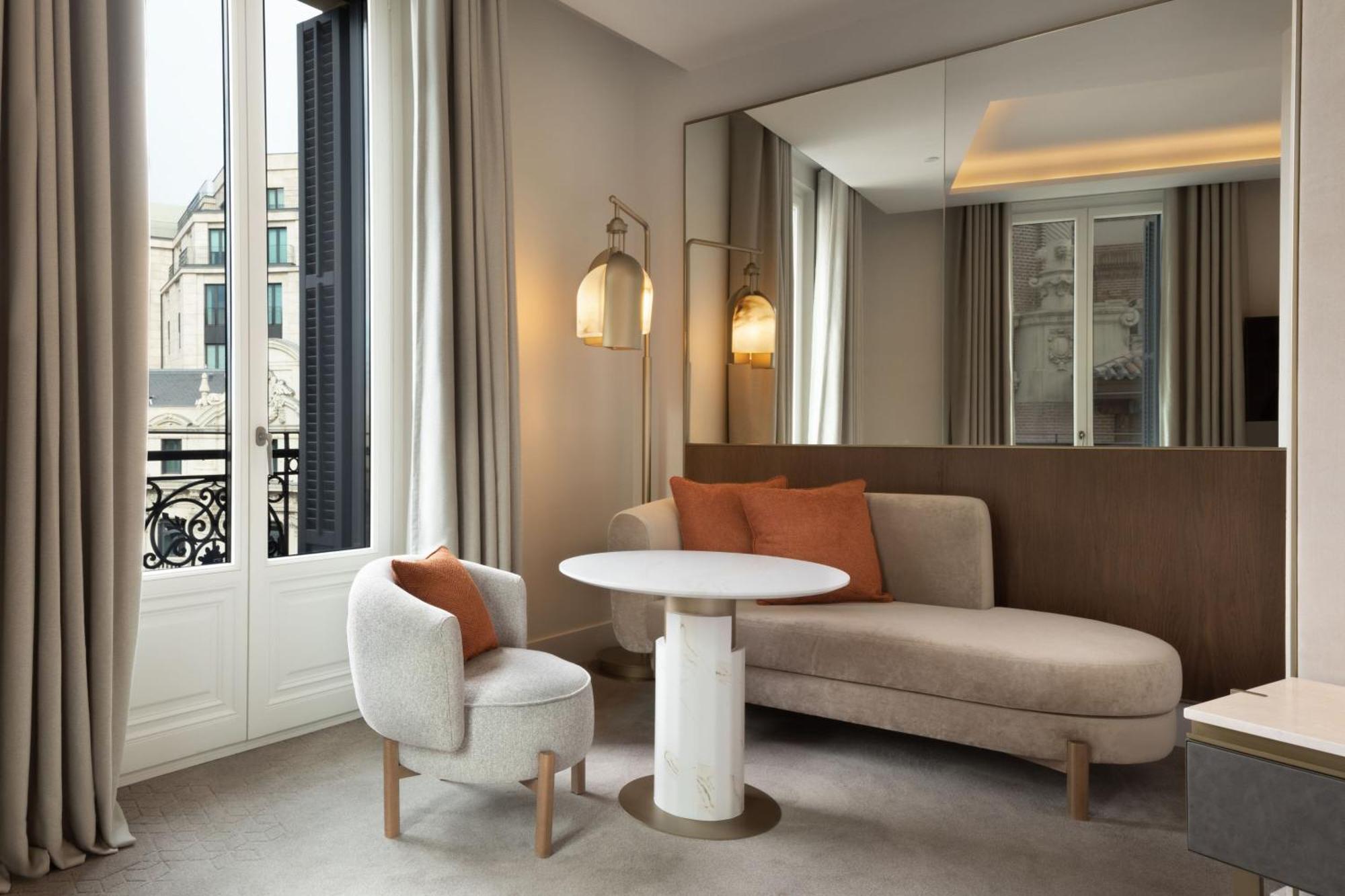 Premium Deluxe Corner King Room City View