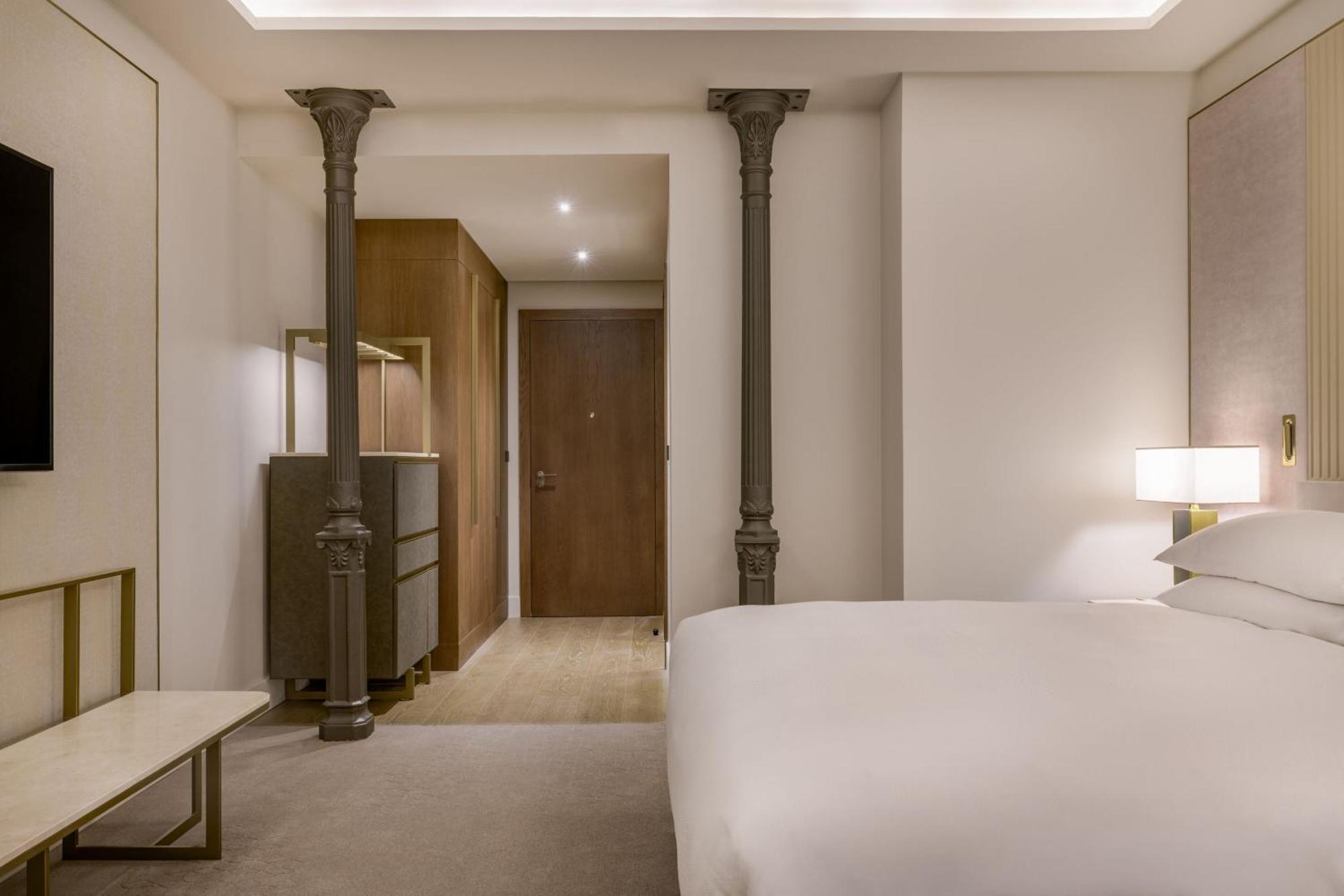 Deluxe King Room City View Balcony
