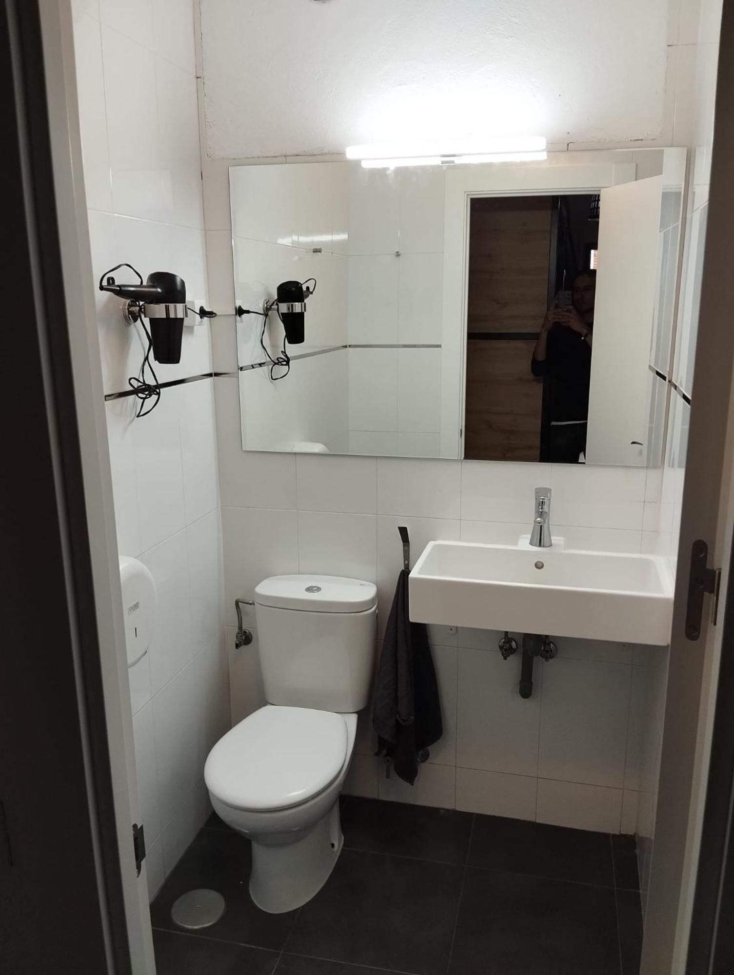 Twin Room Private Bathroom,1622166574:JPEG