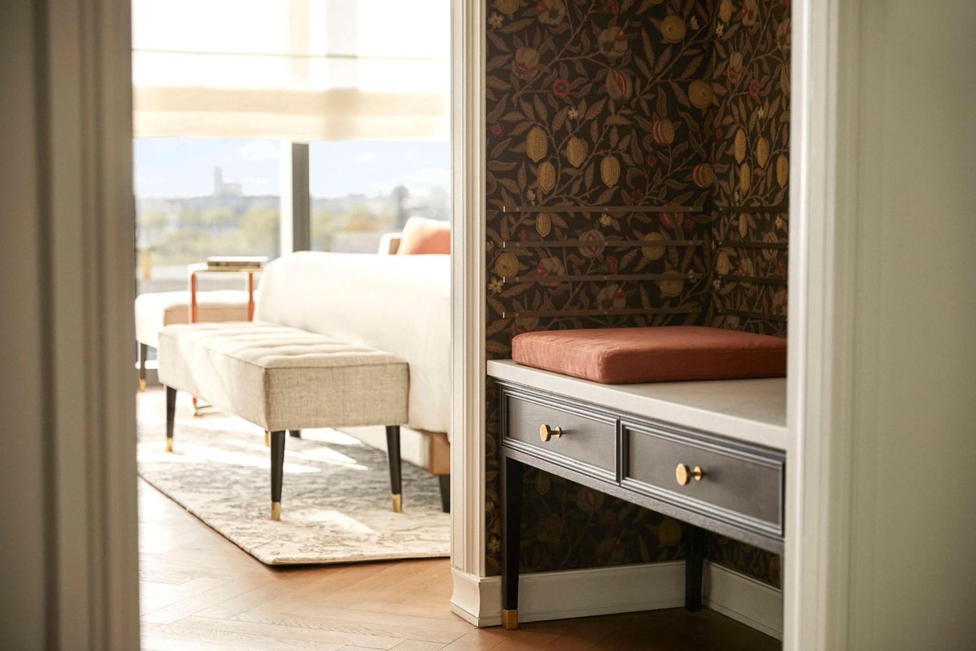 Habitación con cama extragrande.