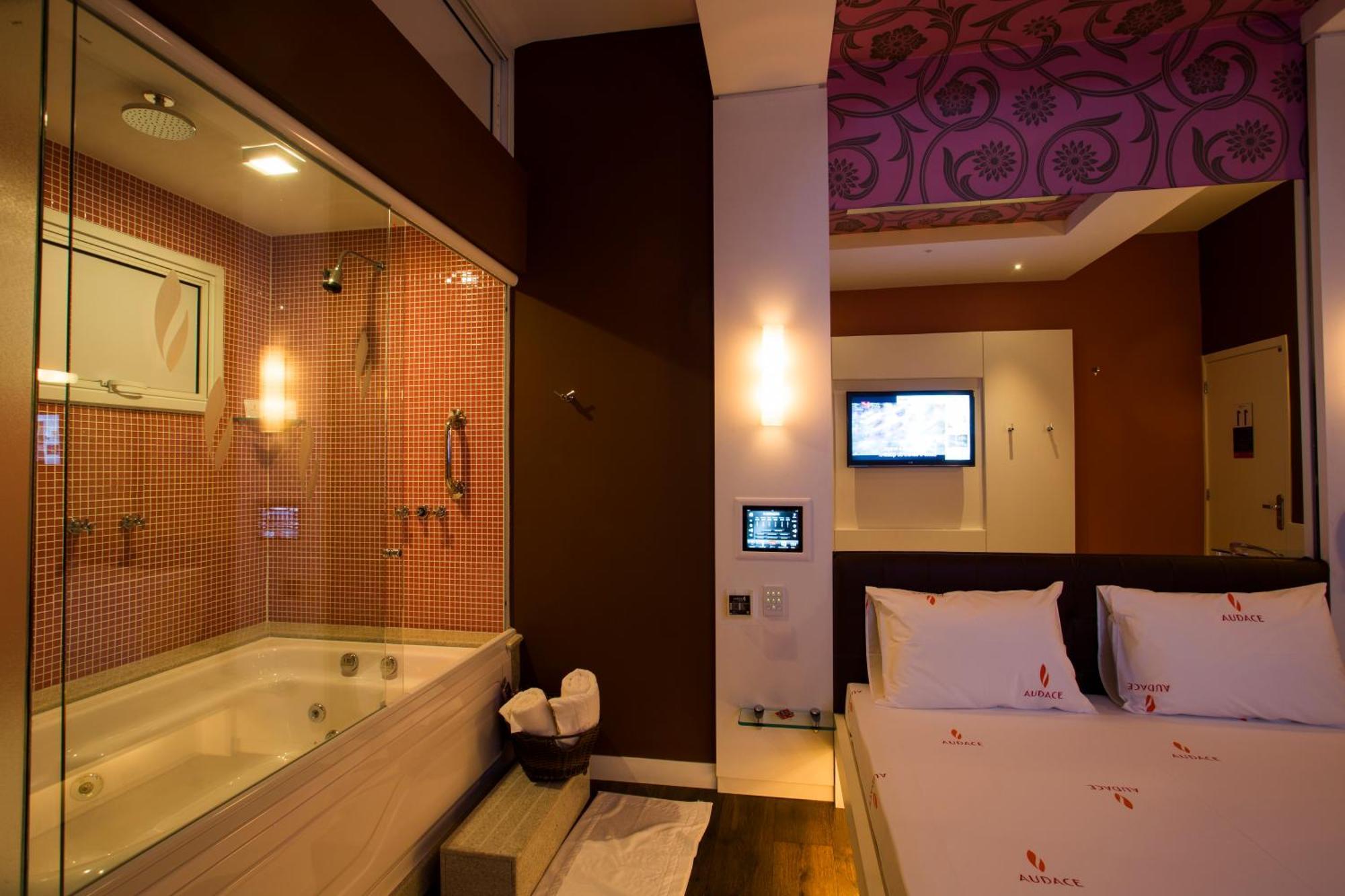 Quarto com Cama Queen-size e Banheira de Hidromassagem