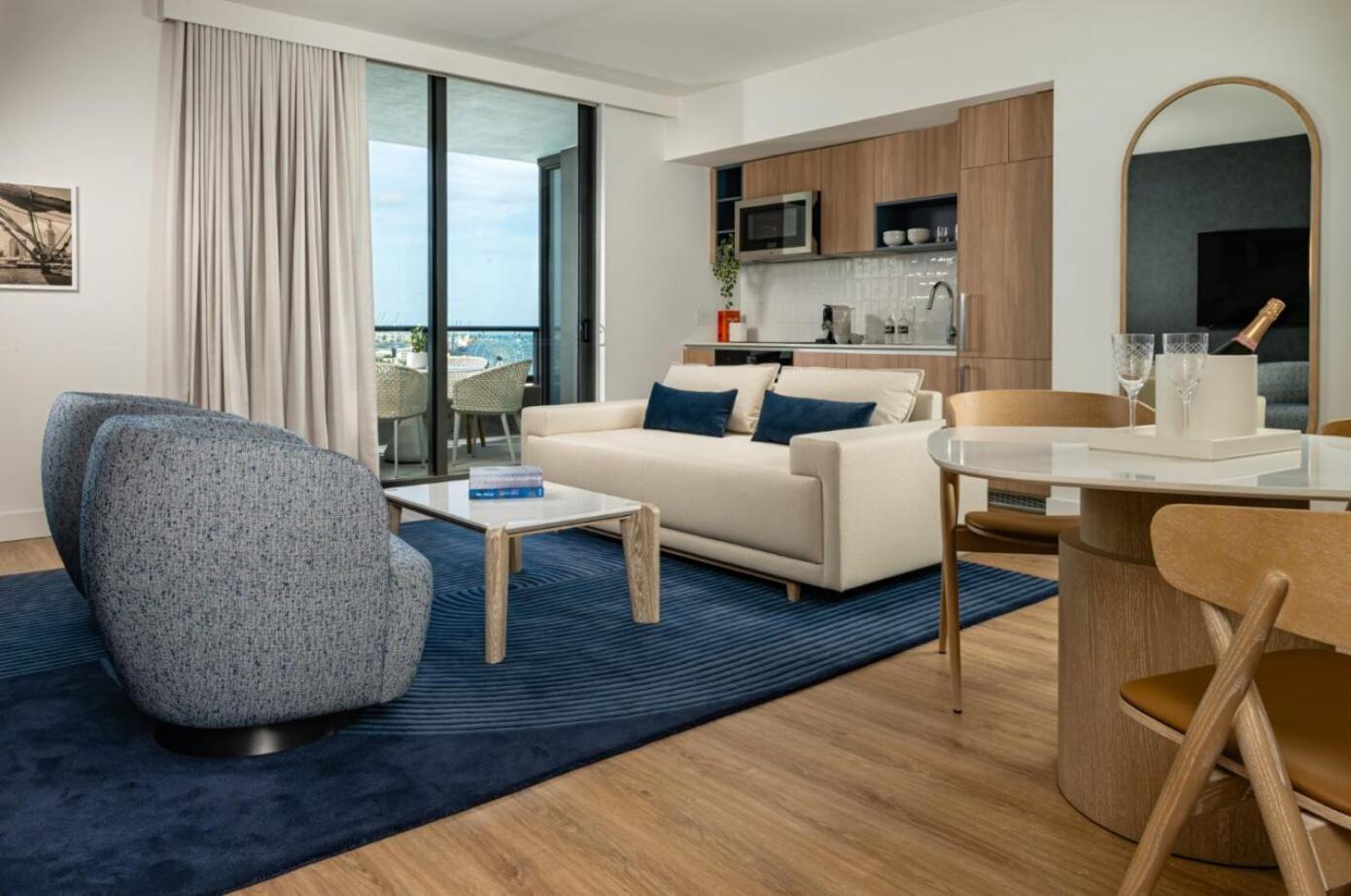 Alojamiento Residences de 2 dormitorios con vistas parciales al mar, cocina y balcón
