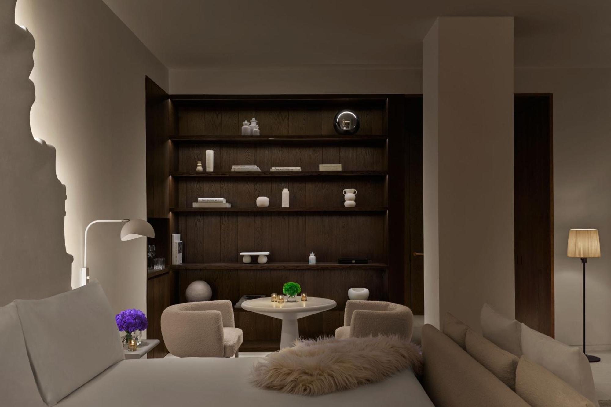 One-Bedroom Corner Loft Suite City View