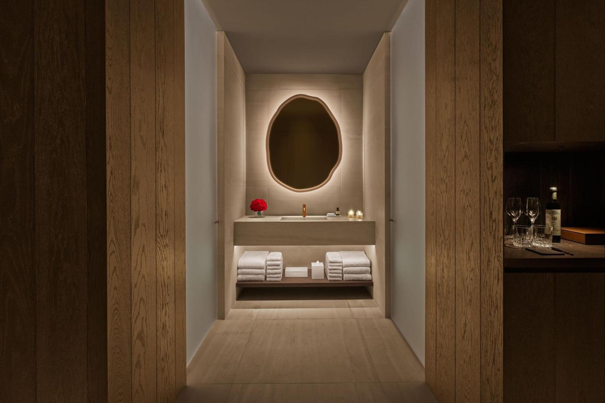 One-Bedroom Premier King Suite