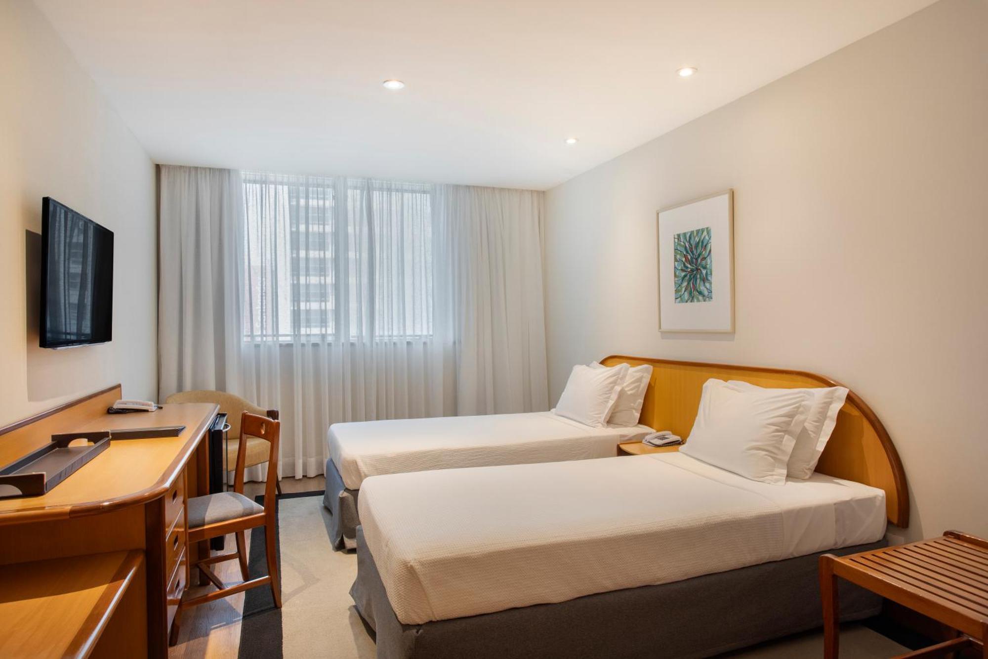 Quarto Superior Executivo com 2 Camas de Solteiro e Vista da Cidade