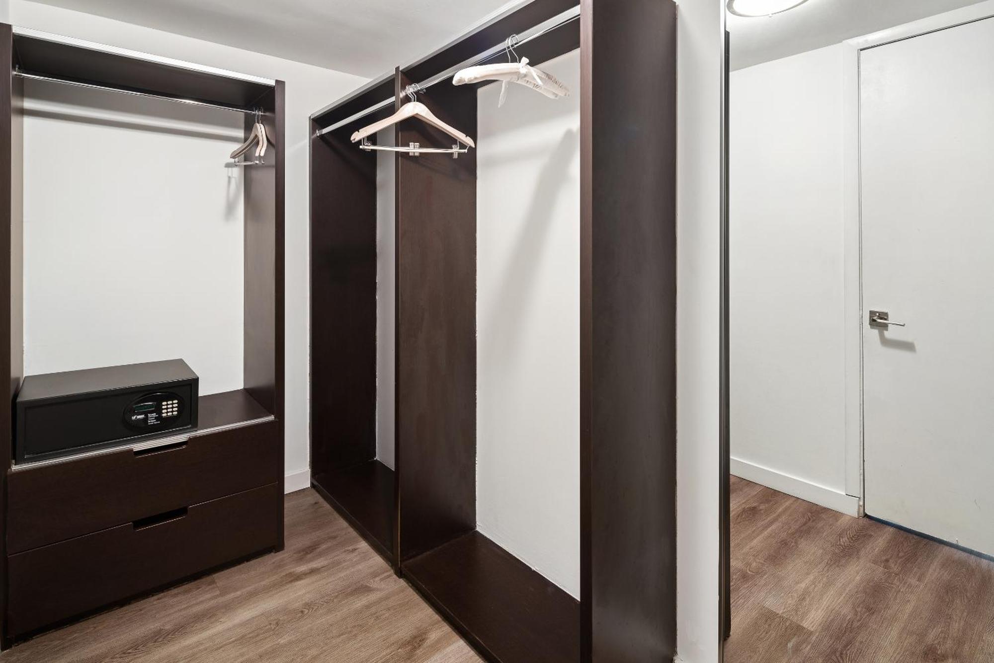 Habitación Deluxe con 2 camas dobles, balcón y vistas a la bahía